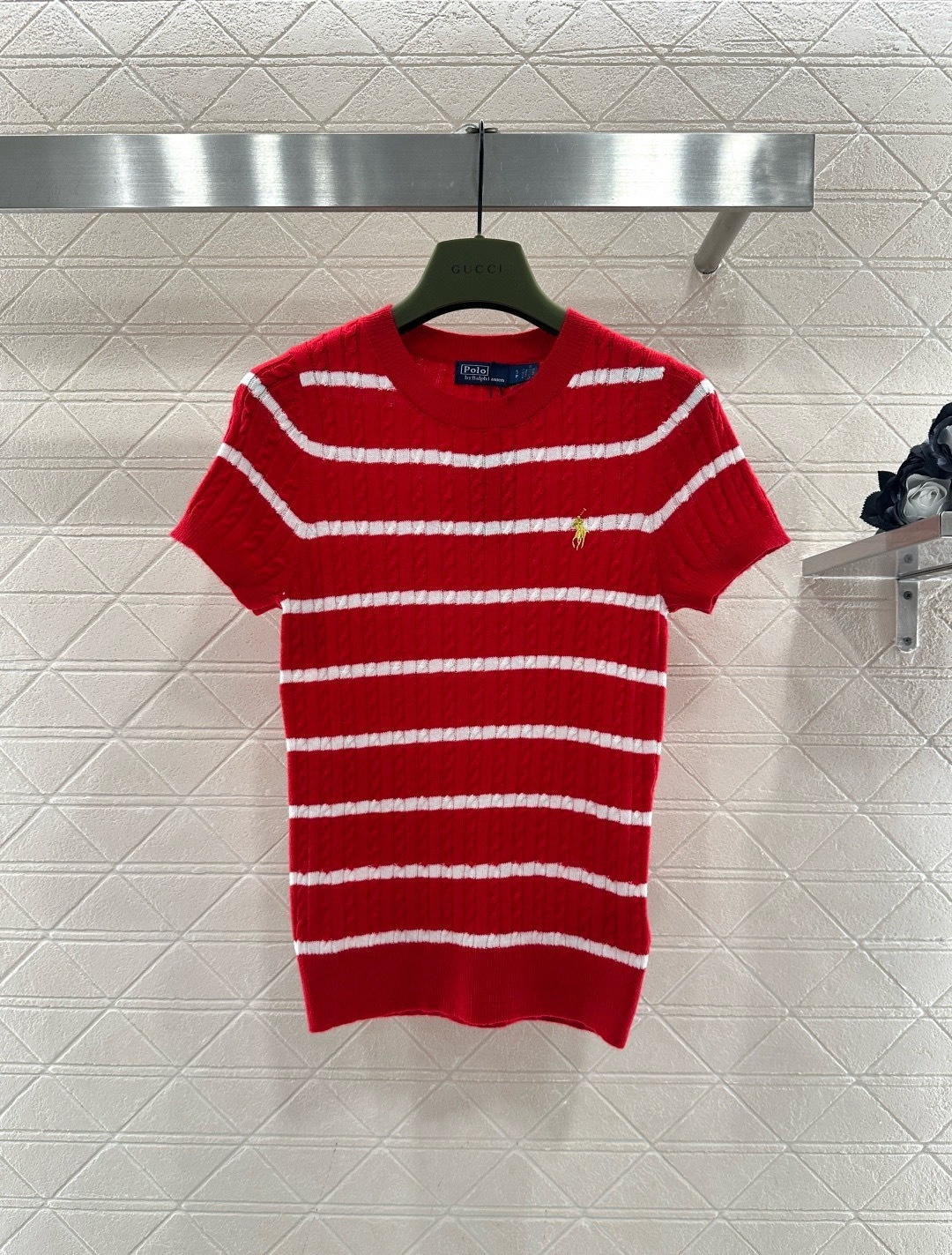 NO:709039,Ralph Lauren red and white striped knitted short-sleeves, classic round neck design, soft knitted fabric, comfortable and breathable to wear, red and white stripes + pony embroidery on the chest, perfect brand recognition, slim fit, good to wear alone or inside, goes great with jeans and skirts, easily creates an American casual style, New Year series, red is white and festive, can be easily worn during festivals or daily life, suitable for sisters of different body types!  Size SML,,skirts,jeans,T-shirt,19860909拉夫劳伦红白条纹针织短袖,经典圆领设计,柔软针织面料,穿着舒适透气,红白条纹+胸前小马刺绣,品牌辨识度满分,修身剪裁,单穿或内搭都很OK,搭配牛仔裤、半裙都很出彩,轻松打造美式休闲风,新春系列,红色显白又喜庆,节日或日常都能轻松驾驭,适合不同体型姐妹！ 码数SML,,skirts,jeans,T-shirt,,Women's clothing