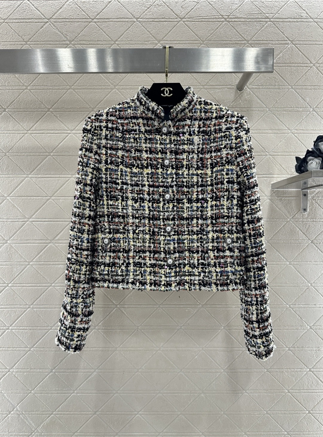 NO:709062,Chanel Chanel 25K series colorful mixed color stand-up collar short tweed jacket and skirt suit, classic tweed material, intertwined with fine colorful threads, great texture!  Stand collar + short cut, neat and elegant, looks great with skirts or jeans from the same series, suitable for sisters who pursue a sense of luxury and unique style. Dry cleaning is recommended for tweed, and pay attention to moisture and stain resistance every day!  Size SML outside,,chanel,chanel,skirts,jeans,jackets & coats,19860909Chanel香奈儿25K系列彩色混色立领短款粗花呢外套短裙套装,经典粗花呢材质,细碎彩线交织,质感超赞！立领+短款剪裁,利落优雅,搭配同系列半裙或牛仔裤都很出彩,适合追求高级感和独特风格的姐妹们,粗花呢建议干洗,日常注意防潮防污哦！ 码数SML 外,,chanel,chanel,skirts,jeans,jackets & coats,,Women's clothing