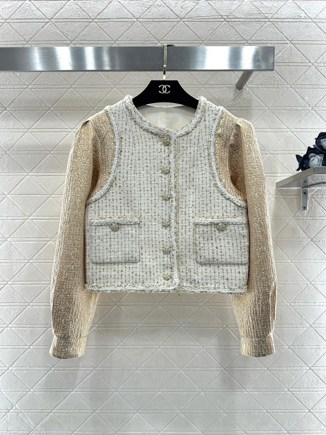 NO:709051,Chanel 26C small fragrant jacket, classic tweed material, almond milk white tone, full of elegant retro temperament, collarless short design + symmetrical pockets + metal buttons, exquisite details, knitted sleeves, layering and comfort, easy to manage for daily commuting and dating, paired with skirts or high-waisted pants, French elegance is easy to get. The 26C series continues Chanel’s classic elements, fashionable and practical, and is a must-have wardrobe item!  Size SML,,chanel,chanel,skirts,jackets & coats,19860909Chanel 26C小香风外套,经典粗花呢材质,杏仁奶白色调,优雅复古气质满分,无领短款设计+对称口袋+金属纽扣,细节精致,袖子针织拼接,层次感和舒适度都在线,日常通勤、约会都能轻松驾驭,搭配半裙或高腰裤,法式优雅轻松get,26C系列延续香奈儿经典元素,时尚实用,是衣橱必备单品！ 码数SML,,chanel,chanel,skirts,jackets & coats,,Women's clothing