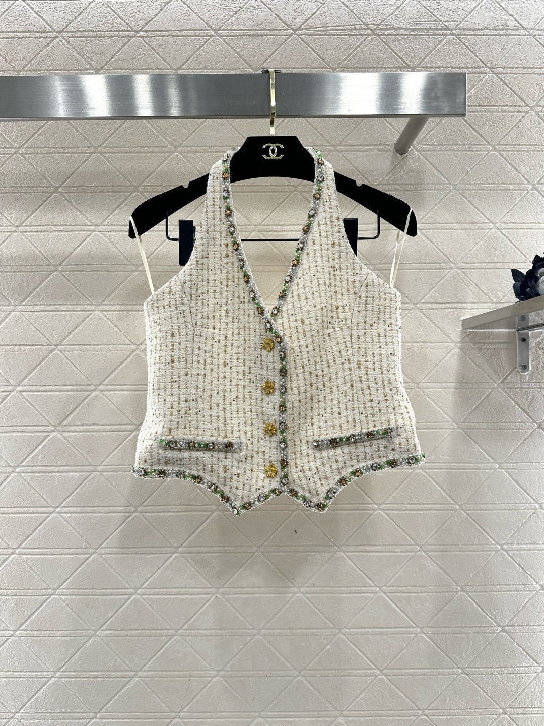 NO:709046,Chanel26C early spring tweed vest, classic tweed material, interlaced off-white + gold yarn, delicate and layered texture, V-neck sleeveless design, diamond lace + metal buttons, exquisite and luxurious, curved hem, paired with high-waisted pants or skirts, elegant retro style is easy to achieve, tweed is warm and fashionable, perfect for early spring wear, it is one of Chanel's iconic items!  Code number SML,,chanel,chanel,skirts,19860909Chanel26C早春粗花呢马甲,经典粗花呢材质,米白+金色纱线交织,质感细腻有层次,V领无袖设计,镶钻花边+金属纽扣,精致又奢华,下摆弧形剪裁,搭配高腰裤或裙装,优雅复古风轻松拿捏,粗花呢保暖又时髦,早春穿搭超适合,是香奈儿标志性单品之一！ 码数SML,,chanel,chanel,skirts,,Women's clothing