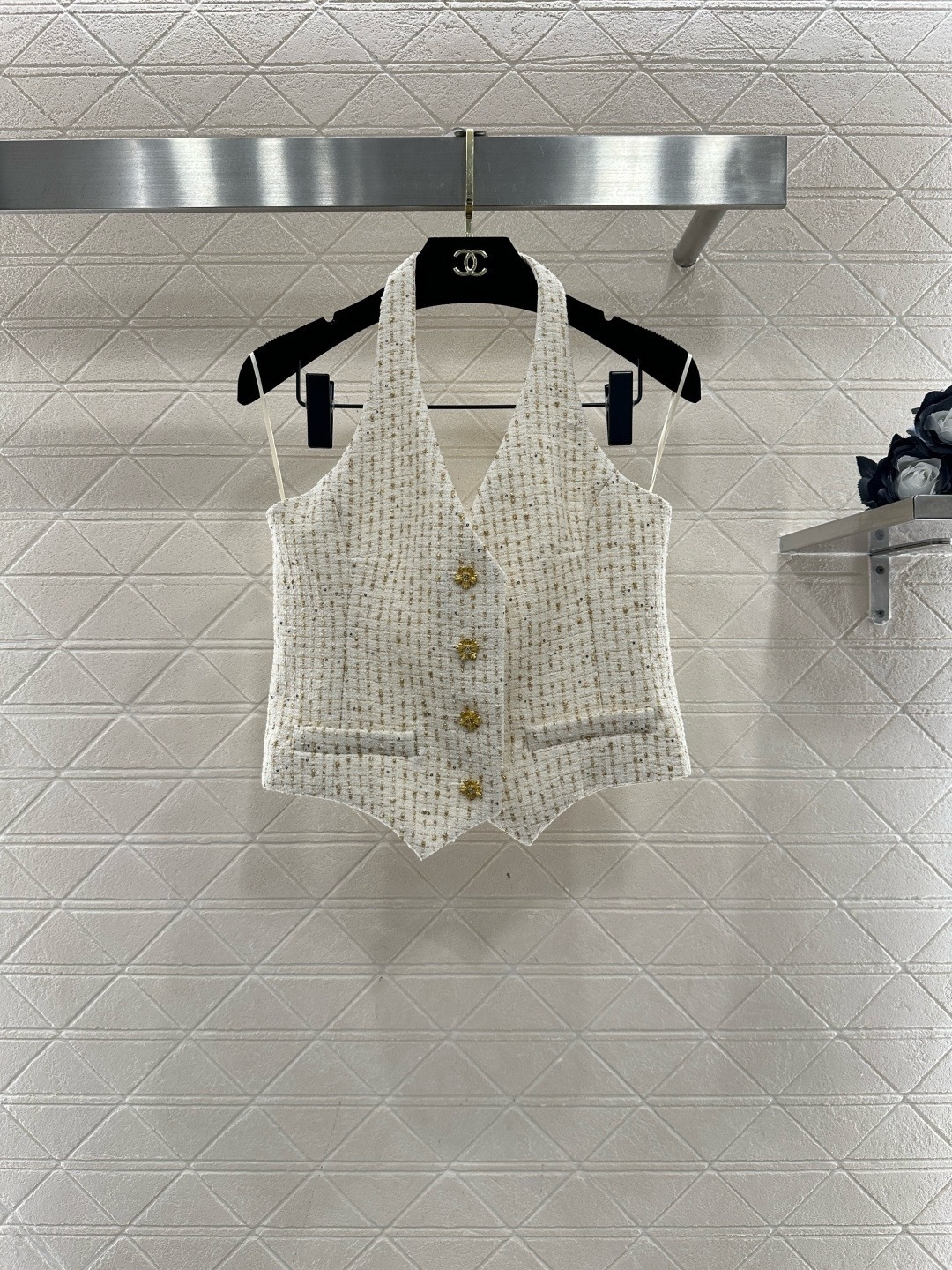 NO:709040,Chanel Chanel 26C cruise series platinum tweed halter neck vest, classic tweed material, off-white + gold details, full of sophistication, halter neck design to modify the shoulder and neck lines, moderate skin exposure, great to wear alone or layered with, gold button details enhance the texture, short version, layered shirts or bottoming shirts, easily create a sense of layering, can be easily used for commuting and dating, elegant and practical!  ,,chanel,chanel,shirts,19860909Chanel香奈儿26C邮轮系列白金粗花呢挂脖马甲,经典粗花呢材质,米白+金色细节点缀,精致感满满,挂脖设计修饰肩颈线条,露肤度适中,单穿或内搭都很出彩,金色纽扣细节提升质感,短款版型,叠穿衬衫或打底衫,轻松打造层次感,通勤约会都能轻松驾驭,优雅又实用！,,chanel,chanel,shirts,,Women's clothing