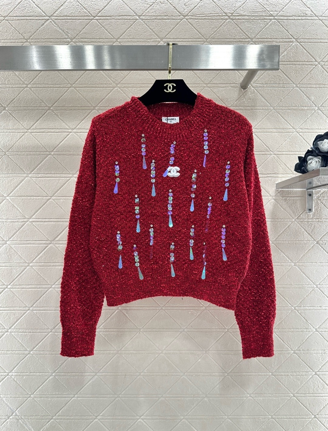 NO:709030,Chanel sequined sweater, classic round neck design, wool blend material, soft and warm, perfect for autumn and winter!  The white model is embellished with colorful sequins + double C logo, while the red model is streamlined with sequins, elegant and lively, and has a loose fit, comfortable and body-friendly. Paired with a skirt or high-waisted pants, you can easily get a Korean-style atmosphere, and can be worn for commuting and leisure!  Code numberSML,,chanel,chanel,skirts,sweaters,19860909Chanel香奈儿亮片毛衣,经典圆领设计,羊毛混纺材质,柔软又保暖,秋冬穿超合适！白色款点缀彩色亮片+双C标志,红色款亮片流线型,优雅又活泼,宽松版型,舒适不挑身材,搭配半裙或高腰裤,轻松get韩系氛围感,通勤休闲都能穿！ 码数SML,,chanel,chanel,skirts,sweaters,,Women's clothing