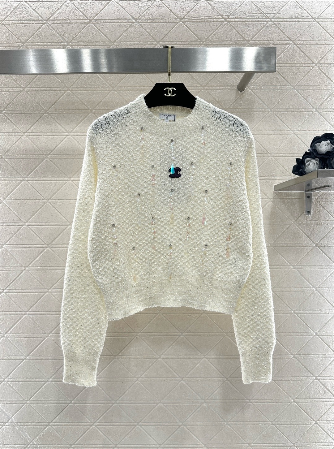 NO:709033,Chanel sequined sweater, classic round neck design, wool blend material, soft and warm, perfect for autumn and winter!  The white model is embellished with colorful sequins + double C logo, while the red model is streamlined with sequins, elegant and lively, and has a loose fit, comfortable and body-friendly. Paired with a skirt or high-waisted pants, you can easily get a Korean-style atmosphere, and can be worn for commuting and leisure!  Code numberSML,,chanel,chanel,skirts,sweaters,19860909Chanel香奈儿亮片毛衣,经典圆领设计,羊毛混纺材质,柔软又保暖,秋冬穿超合适！白色款点缀彩色亮片+双C标志,红色款亮片流线型,优雅又活泼,宽松版型,舒适不挑身材,搭配半裙或高腰裤,轻松get韩系氛围感,通勤休闲都能穿！ 码数SML,,chanel,chanel,skirts,sweaters,,Women's clothing