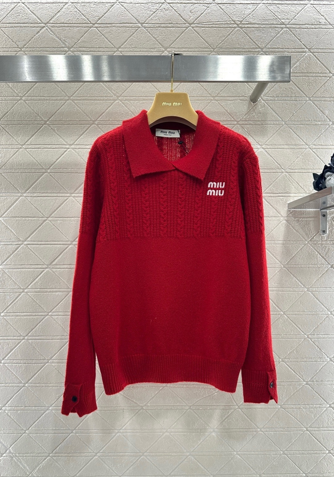 NO:709027,MiuMiu's red lapel sweater, soft knitted fabric, simple and elegant style, twist texture + lapel design, ribbed cuffs and hem, perfect details, brand embroidery on the chest, highly recognizable, can be easily used for daily commuting and leisure, looks great with jeans or skirts, easy to get a gentle and intellectual style!  Code numberSML,,miumiu,skirts,jeans,19860909MiuMiu这翻领红色针织衫,柔软针织面料,简约优雅风格,麻花纹理+翻领设计,袖口和下摆罗纹收口,细节满分,胸前品牌刺绣,辨识度高,日常通勤、休闲都能轻松驾驭,搭配牛仔裤或半身裙都很出彩,轻松get温柔知性风！ 码数SML,,miumiu,skirts,jeans,,Women's clothing