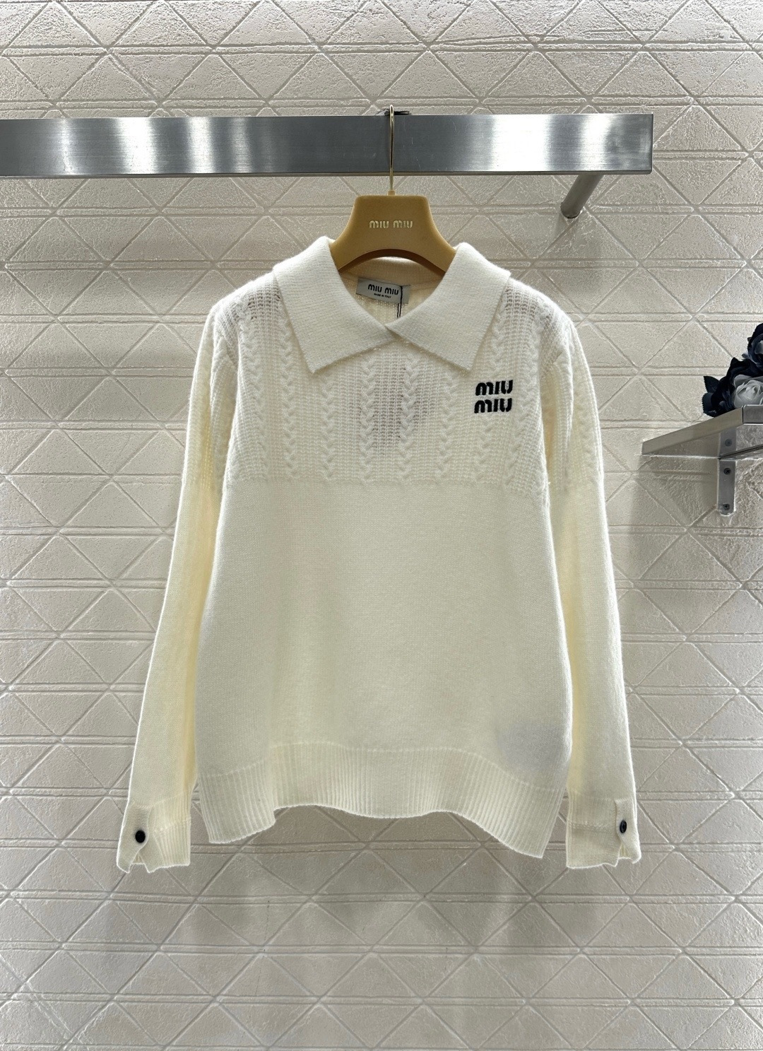 NO:709031,MiuMiu's lapel white sweater, soft knitted fabric, simple and elegant style, twist texture + lapel design, ribbed cuffs and hem, perfect details, brand embroidery on the chest, highly recognizable, can be easily used for daily commuting and leisure, looks great with jeans or skirts, easy to get a gentle and intellectual style!  Code numberSML,,miumiu,skirts,jeans,19860909MiuMiu这翻领白色针织衫,柔软针织面料,简约优雅风格,麻花纹理+翻领设计,袖口和下摆罗纹收口,细节满分,胸前品牌刺绣,辨识度高,日常通勤、休闲都能轻松驾驭,搭配牛仔裤或半身裙都很出彩,轻松get温柔知性风！ 码数SML,,miumiu,skirts,jeans,,Women's clothing