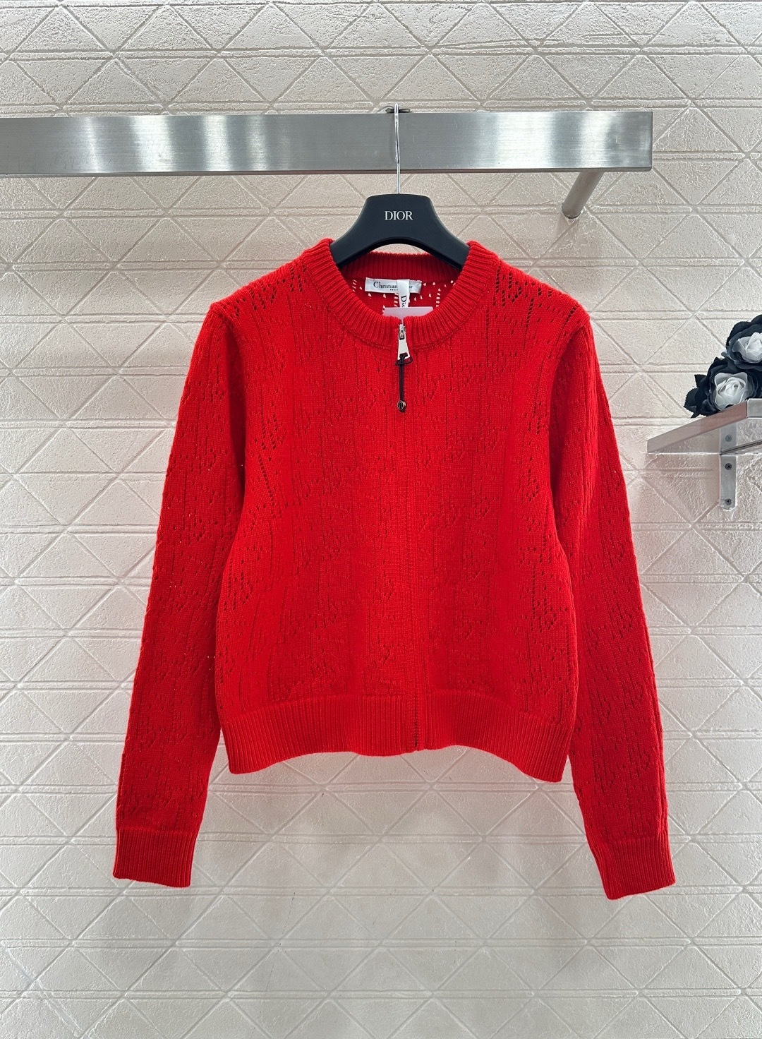 NO:709016,The Dior knitted cardigan is available in off-white and red. It is soft and skin-friendly, suitable for close-fitting wear. The off-white style has a hollow design, exquisite texture, light and breathable. It is good to wear alone or layered in early autumn. The red vertical striped knitted cardigan is simple and elegant. It has a great atmosphere in autumn and winter. The round-neck and slightly loose version is comfortable and fashionable. It can be easily used for commuting and leisure. It has a perfect elegant temperament!  Code number SML,,dior,19860909Dior针织开衫有米白和红色可选,柔软亲肤,适合贴身穿着,米白款镂空设计,纹理精致,轻盈透气,初秋单穿或内搭都很OK,红色款竖条纹针织,简约大方,秋冬搭配超有氛围感,圆领微宽松版型,舒适又时髦,通勤休闲都能轻松驾驭,优雅气质满分！ 码数SML,,dior,,Women's clothing