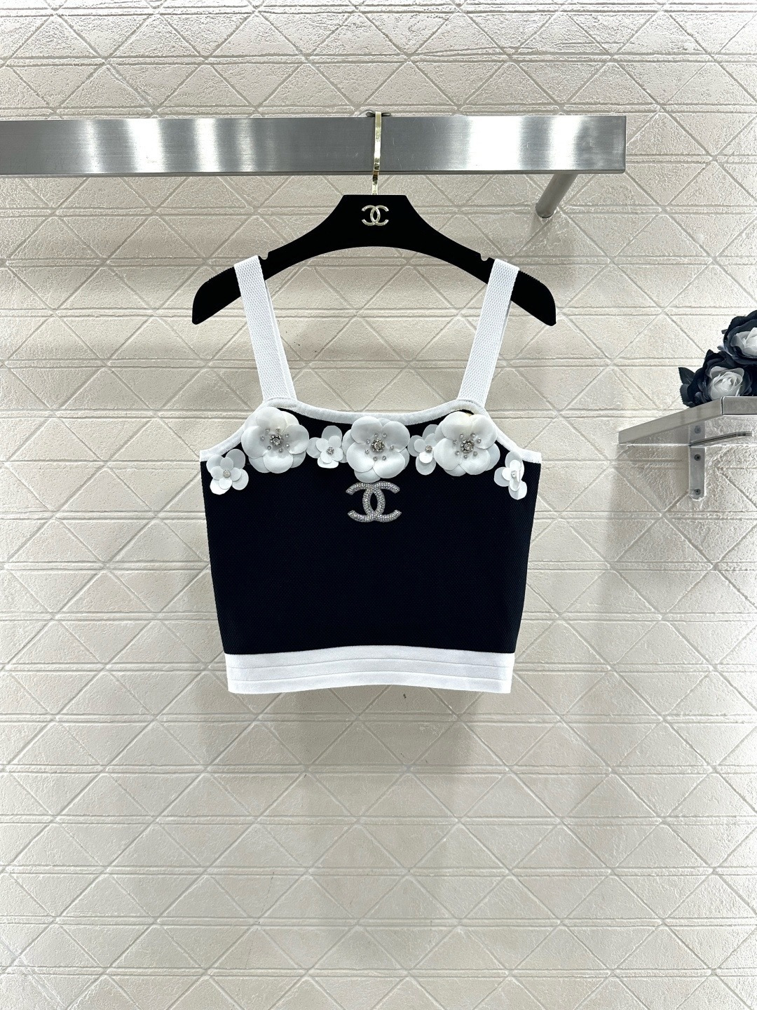 NO:709022,Chanel Chanel flower embroidered knitted vest, Chanel's knitted vest, with white main color + black trim, is simple and highly recognizable. It has a classic double C logo on the front, with black flower embroidery and rhinestone embellishments. It is full of sophistication. The knitted fabric has good elasticity and is close-fitting and comfortable. It is great to wear alone or paired with high-waisted pants or skirts in summer. It can easily create an elegant and fashionable look!  Code number SML,,chanel,chanel,skirts,19860909Chanel香奈儿花朵刺绣针织背心,香奈儿这款针织背心,白色主色+黑色边,简约又超有辨识度,正面经典双C标志,搭配黑色花朵刺绣和水钻点缀,精致感满满,针织面料弹性好,贴身舒适,夏天单穿或搭配高腰裤、半裙都很出彩,轻松打造优雅时尚look！码数SML,,chanel,chanel,skirts,,Women's clothing