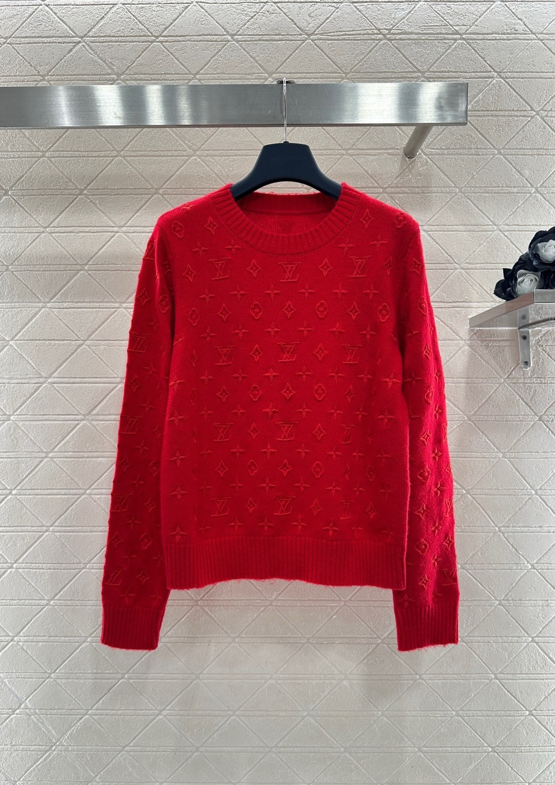 NO:709028,LV red cashmere sweater, the wool is soft and skin-friendly and warm, super comfortable to wear in autumn and winter, classic round neck + Monogram embossing, low-key and recognizable, the true red color is super bright, it can be easily worn during festivals or daily life, it is very elegant when paired with trousers and skirts, the knitting process is exquisite, the details are perfect, it can be washed by hand or gentle machine wash, it has both texture and fashion, a must-have for autumn and winter wardrobe!  Code numberSML,,louis vuitton,skirts,19860909LV红色羊绒针织衫,羊毛柔软亲肤又保暖,秋冬穿超舒服,经典圆领+Monogram浮雕,低调又有辨识度,正红色超显气色,节日或日常都能轻松驾驭,搭配长裤、裙装都很优雅,针织工艺细腻,细节满分,手洗或轻柔机洗都OK,质感与时尚兼具,秋冬衣橱必备！码数SML,,louis vuitton,skirts,,Women's clothing