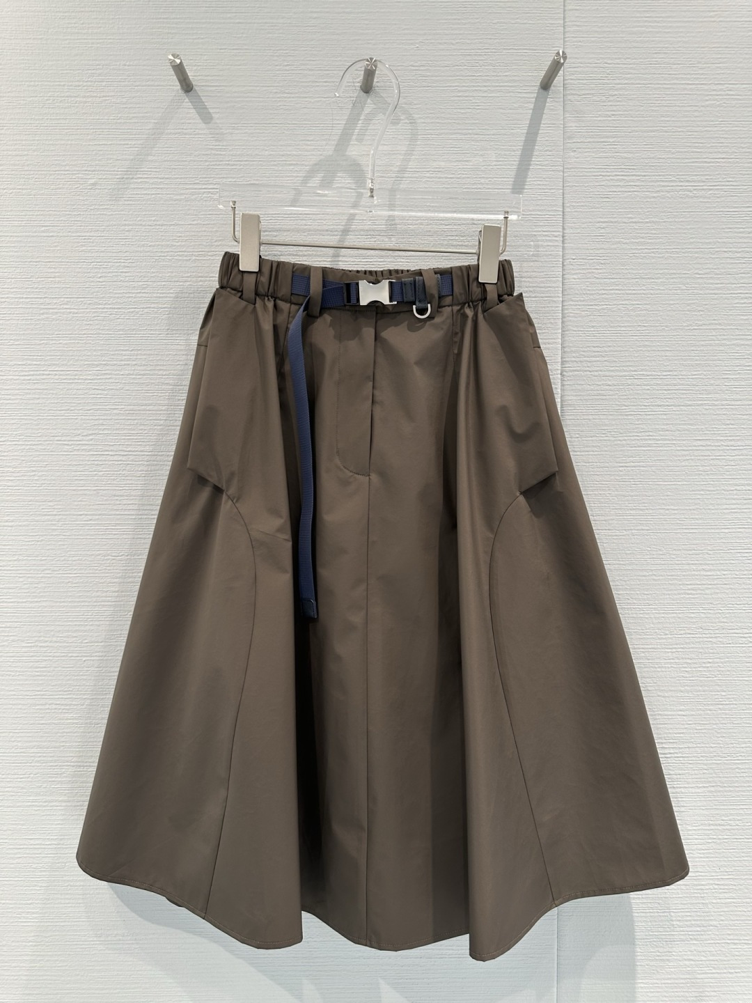 NO:709317,Prada functional wind umbrella skirt, this functional wind umbrella skirt is made of windproof and waterproof nylon fabric, the dark brown color is super textured, the waist is adjustable with a belt + metal buckle, practical and fashionable!  The umbrella skirt has a loose silhouette and side pocket design. It is suitable for daily commuting or outdoor use. It has both a sense of technology and elegance. Pair it with a sweater or work jacket to easily get a high-end relaxed look!  Size SML,,prada,skirts,jackets & coats,19860909Prada机能风伞裙,这款机能风伞裙,采用防风防水尼龙面料,深咖色调超有质感,腰部可调节腰带+金属扣,实用又时髦！伞裙廓形宽松,侧边口袋设计,日常通勤或户外都很适合,科技感与优雅兼具,搭配针织衫或工装外套,轻松get高级松弛感穿搭！ 码数SML,,prada,skirts,jackets & coats,,Women's clothing