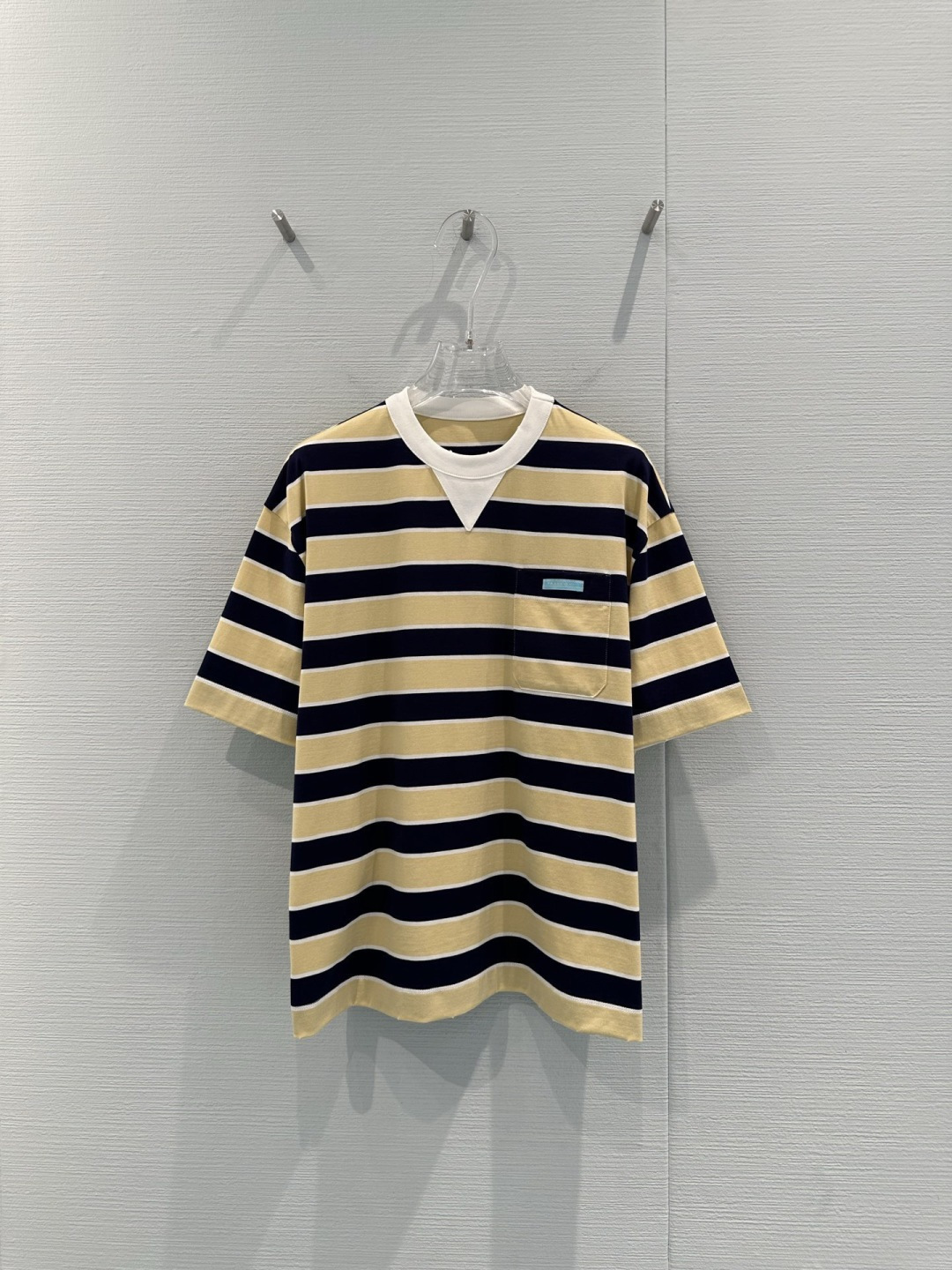 NO:709314,Prada's 26th early spring series striped short-sleeved T-shirt, yellow and blue contrasting design, full of retro and relaxed feeling, pure cotton + mercerization process, fine and skin-friendly fabric, great drape and breathability, loose round neck style, easy to control for daily commuting and leisure, great to wear alone or as an inner layer, stripe elements are highly recognizable, lazy style is very suitable for spring and summer wear, easy to create a fashionable look!  Size SML,,prada,T-shirt,tees,t-shirt,19860909Prada 26年早春系列条纹短袖T恤,黄蓝撞色设计,复古又松弛感满满,纯棉+丝光工艺,面料细腻亲肤,垂坠感和透气性都很棒,宽松圆领版型,日常通勤、休闲都能轻松驾驭,单穿或内搭都很出彩,条纹元素辨识度高,慵懒风格超适合春夏穿搭,轻松打造时髦look！码数SML,,prada,T-shirt,tees，t-shirt,,Women's clothing