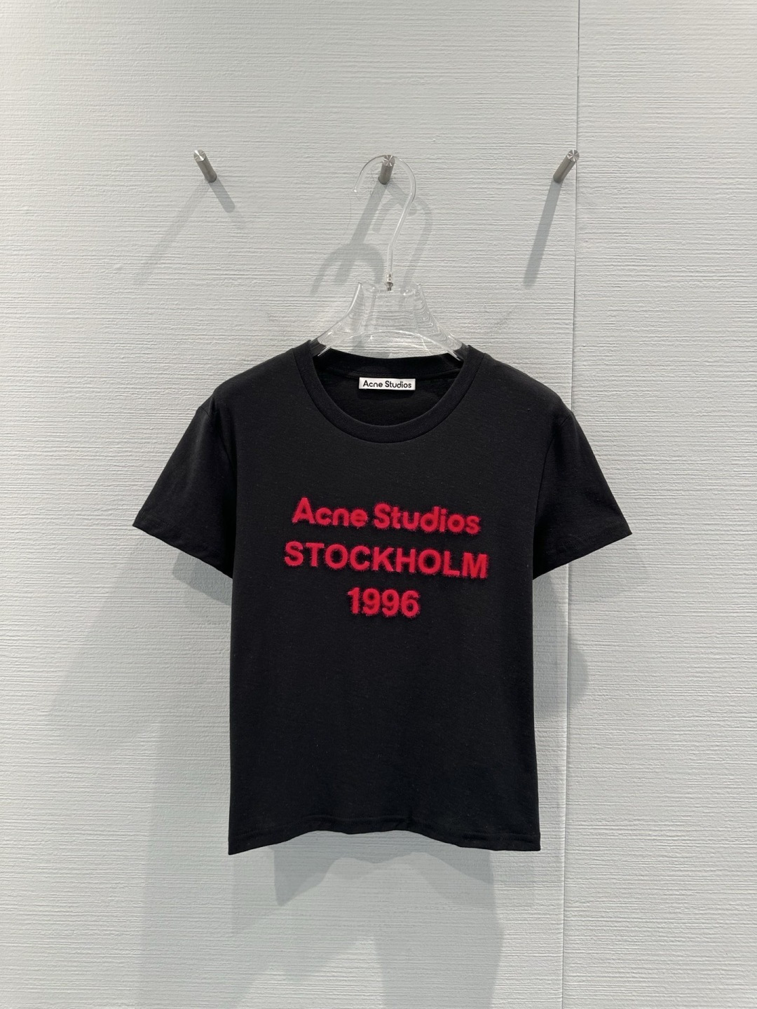 NO:709318,Acne Studios 1996 New Year limited T-shirt, Acne Studios 1996 New Year limited T-shirt, black main color + pink flocking logo, full of three-dimensionality, soft and textured, high-quality cotton, comfortable and breathable, spring and summer must-have, slim fit, XS size, looks great with jeans or wide-leg pants, easily creates a simple and high-end sense. 1996 classic design, Nordic minimalist style, fashionable and practical, full of collection value!  Size SML,acne studios,dior,jeans,tees,t-shirt,19860909Acne Studios 1996新春限定T恤,Acne Studios 1996新春限定T恤,黑色主色+粉色植绒Logo,立体感满满,触感柔软超有质感,高品质棉料,穿着舒适透气,春夏必备,修身版型,XS码,搭配牛仔裤或阔腿裤都很出彩,轻松打造简约高级感.1996年经典设计,北欧极简风,时尚又实用,收藏价值拉满！码数SML,,acne studios,dior,jeans,tees，t-shirt,,Women's clothing