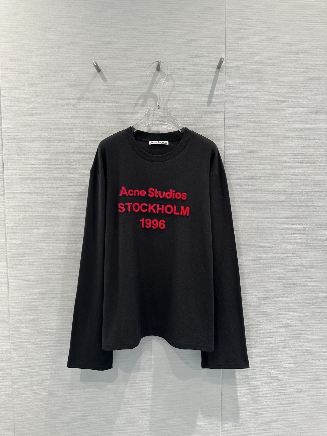 NO:709300,Acne Studios white long-sleeved T-shirt, this white long-sleeved T-shirt with the red 'STOCKHOLM 1996' words on the chest is very recognizable, simple and a bit retro. The fabric is light and breathable, comfortable to wear, and can be easily worn in daily casual or street style. The loose fit is OK with jeans and overalls. It is very practical to wear alone or layered in spring and autumn, and it is easy to create a layered look!  Size SML,acne studios,dior,jeans,tees,t-shirt,19860909Acne Studios白色长袖T恤,这款白色长袖T恤,胸前红色“STOCKHOLM 1996”字样超有辨识度,简约又带点复古感.面料轻薄透气,穿着舒适,日常休闲或街头风都能轻松驾驭,宽松版型,搭配牛仔裤、工装裤都很OK,春秋季节单穿或内搭都很实用,轻松打造层次感穿搭！码数SML,,acne studios,dior,jeans,tees，t-shirt,,Women's clothing