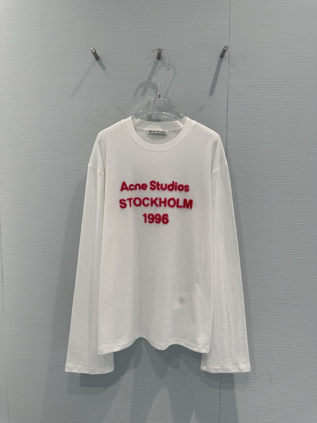 NO:709294,Acne Studios white long-sleeved T-shirt, this white long-sleeved T-shirt with the red 'STOCKHOLM 1996' words on the chest is very recognizable, simple and a bit retro. The fabric is light and breathable, comfortable to wear, and can be easily worn in daily casual or street style. The loose fit is OK with jeans and overalls. It is very practical to wear alone or layered in spring and autumn, and it is easy to create a layered look!  Size SML,acne studios,dior,jeans,tees,t-shirt,19860909Acne Studios白色长袖T恤,这款白色长袖T恤,胸前红色“STOCKHOLM 1996”字样超有辨识度,简约又带点复古感.面料轻薄透气,穿着舒适,日常休闲或街头风都能轻松驾驭,宽松版型,搭配牛仔裤、工装裤都很OK,春秋季节单穿或内搭都很实用,轻松打造层次感穿搭！码数SML,,acne studios,dior,jeans,tees，t-shirt,,Women's clothing
