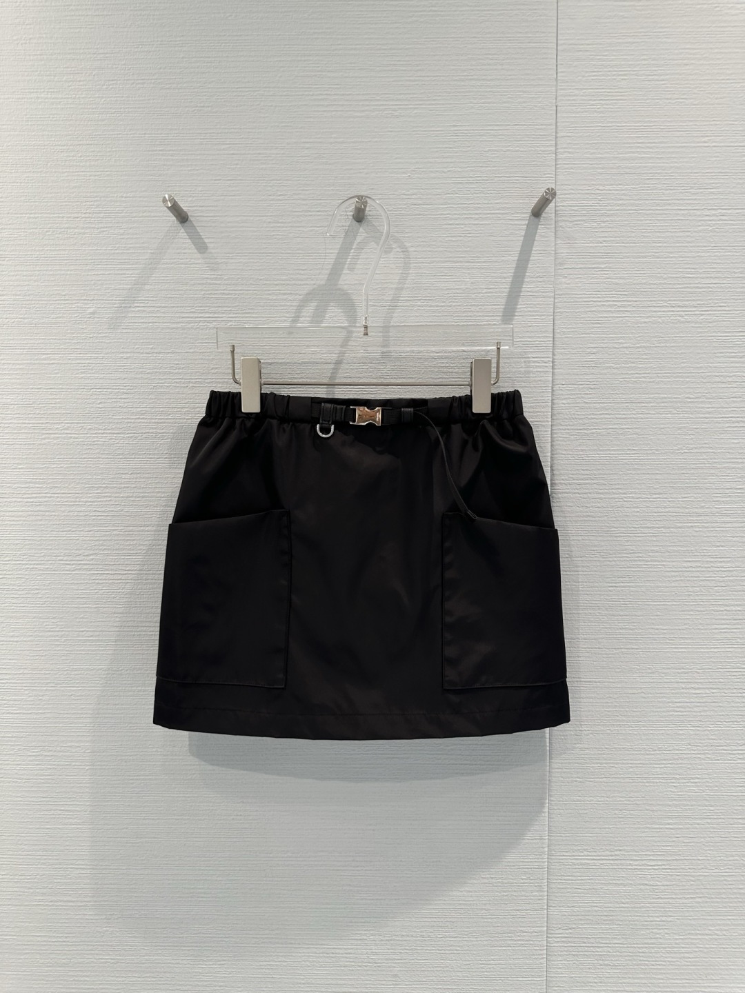 NO:709328,Prada black work-style skirt, this black work-style skirt is made of quick-drying fabric, light and breathable, super comfortable to wear in summer, elastic waist + metal buckle belt, modified waistline and practical, large pockets on both sides have a super work-style feel, perfect storage capacity, A-line skirt covers the flesh and looks slim, pear-shaped figure is friendly, lining prevents exposure, can be easily controlled for daily commuting, outdoor and leisure, match with T-shirt or sun protection clothing, get lazy street style!  Size SML,,prada,skirts,tees,t-shirt,19860909Prada黑色工装风半身裙,这款黑色工装风半身裙采用速干面料,轻便透气,夏天穿超舒服,松紧腰+金属扣腰带,修饰腰线又实用,两侧大口袋超有工装感,收纳力满分,A字裙摆遮肉显瘦,梨形身材友好,内衬防走光,日常通勤、户外、休闲都能轻松驾驭,搭配T恤或防晒衣,慵懒街头风get！ 码数SML,,prada,skirts,tees，t-shirt,,Women's clothing