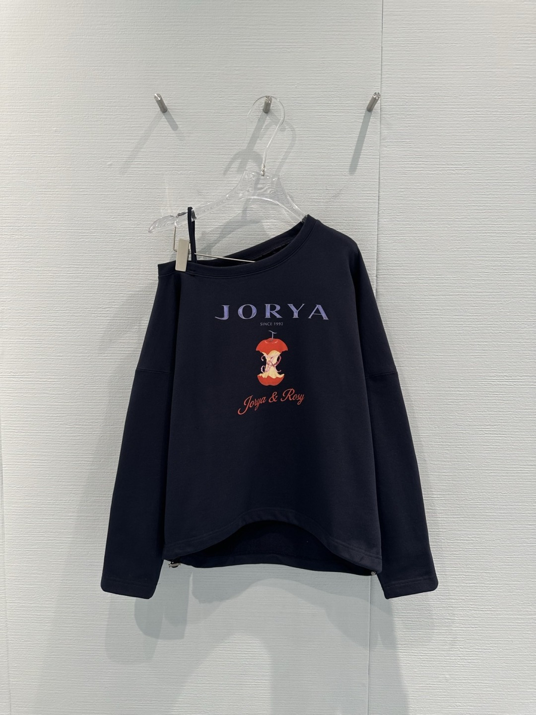 NO:709306,JORYA & ROSY Lucky Fruit Sloped Shoulder Sweatshirt JORYA and ROSY co-branded the 'Lucky Fruit' series slanted shoulder sweatshirt. It has a main color of navy blue and red apple embroidery. It is full of fairy tale feeling. The slanted shoulder design is playful and has details. The loose fit covers the flesh and makes you look slimmer. The fabric is thick and comfortable. It is very suitable for spring and autumn. It can be easily worn on the street or at home. Paired with a tutu skirt or jeans, you can easily get a sweet and cool girly feeling. It has both quality and design. Don't miss it if you like unique style!  Size SML,,hoodie,sweatshirts,skirts,jeans,19860909JORYA&ROSY幸运果斜肩卫衣JORYA与ROSY联名“幸运果”系列斜肩卫衣,藏蓝色主调+红色苹果刺绣,童话感满满,斜肩设计俏皮又有细节,宽松版型遮肉显瘦,面料厚实舒适,春秋穿超合适,日常出街、宅家都能轻松驾驭,搭配蓬蓬裙或牛仔裤,甜酷少女感轻松get,品质与设计感兼具,喜欢独特风格的姐妹别错过！码数SML,,hoodie,sweatshirts,skirts,jeans,,Women's clothing