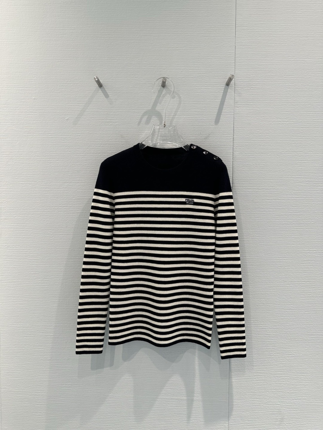 NO:709295,PRADA striped knitted sweater, this striped knitted sweater, black and white stripes + navy spliced ​​collar, simple and detailed, high-quality wool blend, soft and warm, very suitable for autumn and winter, round neck to modify the neck, elastic cuffs and hem, slim and slim, can be worn alone or layered, can be easily managed for commuting and leisure, paired with high-waisted pants or skirts, elegant and casual get, PRADA logo embroidery, full of brand sense, it is a must-have versatile item for autumn and winter wardrobe!  Code numberSML,,prada,skirts,sweaters,19860909PRADA条纹针织毛衣,这款条纹针织毛衣,黑白条纹+藏青拼接领,简约又有细节感,高品质羊毛混纺,柔软又保暖,秋冬穿超合适,圆领修饰脖颈,袖口和下摆弹性收口,修身显瘦,单穿或内搭都OK,通勤休闲都能轻松驾驭,搭配高腰裤或半身裙,优雅随性get,PRADA标志刺绣,品牌感满满,是秋冬衣橱必备百搭单品！码数SML,,prada,skirts,sweaters,,Women's clothing