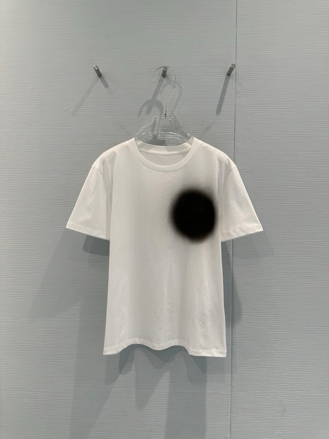 NO:709275,MM6 Margiela white short-sleeved T-shirt. This T-shirt is made of 280 grams of pure cotton fabric. It has a heavy design, is soft, breathable and durable. It is super comfortable to wear in summer. It has a loose round neck and simple pure white. It is versatile and easy to use for both men and women. The heavy craftsmanship makes the shape more stiff and not easy to deform. It is OK for daily commuting, leisure and inner wear. It is very stylish when paired with jeans and shorts. You can easily get the Korean casual style!  Size SML,,masion margiela,masion margiela,shorts,jeans,T-shirt,tees,t-shirt,19860909MM6马吉拉白色短袖T恤,这款T恤采用280克纯棉面料,重磅设计,柔软透气又耐穿,夏天穿超舒服,宽松圆领+简约纯白,百搭不挑人,男女都能轻松驾驭,重磅工艺让版型更挺括,不易变形,日常通勤、休闲、内搭都OK,随便搭配牛仔裤、短裤都很有型,轻松get韩系休闲风！码数SML,,masion margiela,masion margiela,shorts,jeans,T-shirt,tees，t-shirt,,Women's clothing