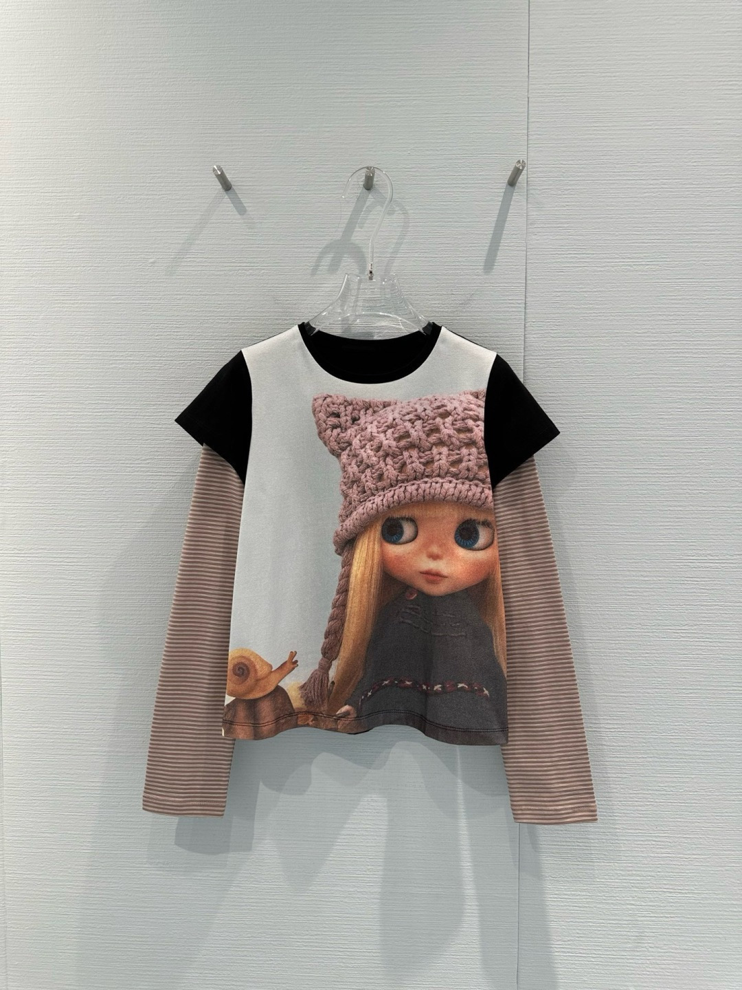 NO:709293,The spliced ​​long-sleeved T-shirt co-branded by Coyseio and Blythe has a super layered design. The front is Blythe big-eyed doll + snail elements, full of childlike interest. The sleeves are spliced ​​with stripes, the main color is gray brown, and the black short-sleeved splicing is super eye-catching. The fabric is 95 cotton + 5 polyurethane. It is soft and comfortable, stress-free for daily wear. One size fits all and loose, suitable for all kinds of body types. It looks great with skirts or jeans. Korean casual style is easy to style!  Size SML,,skirts,jeans,T-shirt,tees,t-shirt,19860909Coyseio与Blythe联名的拼接长袖T恤,假两件设计超有层次感,正面是Blythe大眼娃娃+蜗牛元素,童趣满满.袖子拼接条纹,主色灰棕,黑色短袖拼接,撞色超吸睛,面料95棉+5聚氨酯,柔软舒适,日常穿搭无压力,均码宽松,适合各种身材,搭配半裙或牛仔裤都很出彩,韩系休闲风轻松拿捏！码数SML,,skirts,jeans,T-shirt,tees，t-shirt,,Women's clothing