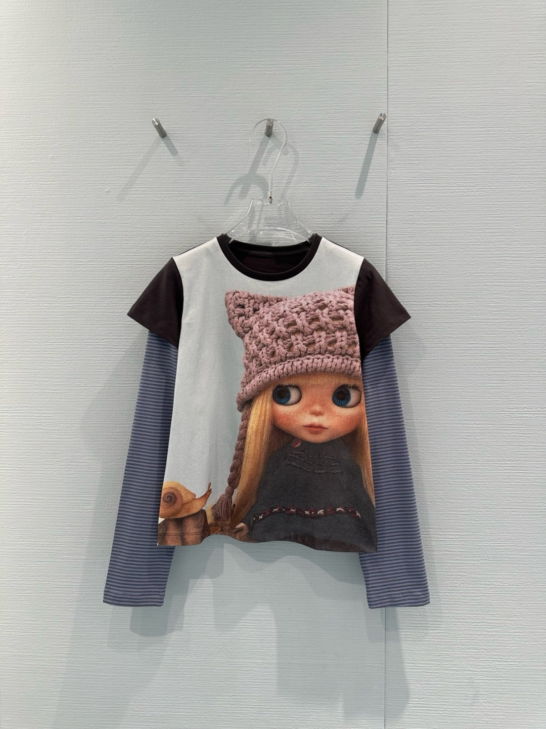 NO:709289,The spliced ​​long-sleeved T-shirt co-branded by Coyseio and Blythe has a super layered design. The front is Blythe big-eyed doll + snail elements, full of childlike interest. The sleeves are spliced ​​with stripes, the main color is gray brown, and the black short-sleeved splicing is super eye-catching. The fabric is 95 cotton + 5 polyurethane. It is soft and comfortable, stress-free for daily wear. One size fits all and loose, suitable for all kinds of body types. It looks great with skirts or jeans. Korean casual style is easy to style!  Size SML,,skirts,jeans,T-shirt,tees,t-shirt,19860909Coyseio与Blythe联名的拼接长袖T恤,假两件设计超有层次感,正面是Blythe大眼娃娃+蜗牛元素,童趣满满.袖子拼接条纹,主色灰棕,黑色短袖拼接,撞色超吸睛,面料95棉+5聚氨酯,柔软舒适,日常穿搭无压力,均码宽松,适合各种身材,搭配半裙或牛仔裤都很出彩,韩系休闲风轻松拿捏！码数SML,,skirts,jeans,T-shirt,tees，t-shirt,,Women's clothing