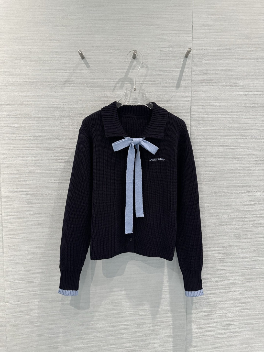 NO:709277,ANN ANDELMAN Navy blue contrast knitted cardigan. This navy blue contrasting knitted cardigan is made of sheep wool. It is soft and skin-friendly and super comfortable. It has a lapel + light blue bow. It is full of college style. The contrast stripes on the cuffs are very detailed. The vertical groove stripe texture makes you slim. It can be worn alone or inside. Paired with pleated skirts or linen pants, you can easily switch between campus or commuting style. It is a must-have for autumn and winter. It is practical and fashionable!  Code numberSML,,skirts,19860909ANN ANDELMAN 藏蓝撞色针织开衫,这款藏蓝撞色针织开衫,绵羊毛材质,柔软亲肤超舒服,翻领+浅蓝蝴蝶结,学院风满满,袖口撞色条纹超有细节感,竖坑条纹理显瘦,单穿or内搭都OK,搭配百褶裙or亚麻裤,轻松切换校园or通勤风,秋冬穿搭必备,实用又时髦！码数SML,,skirts,,Women's clothing