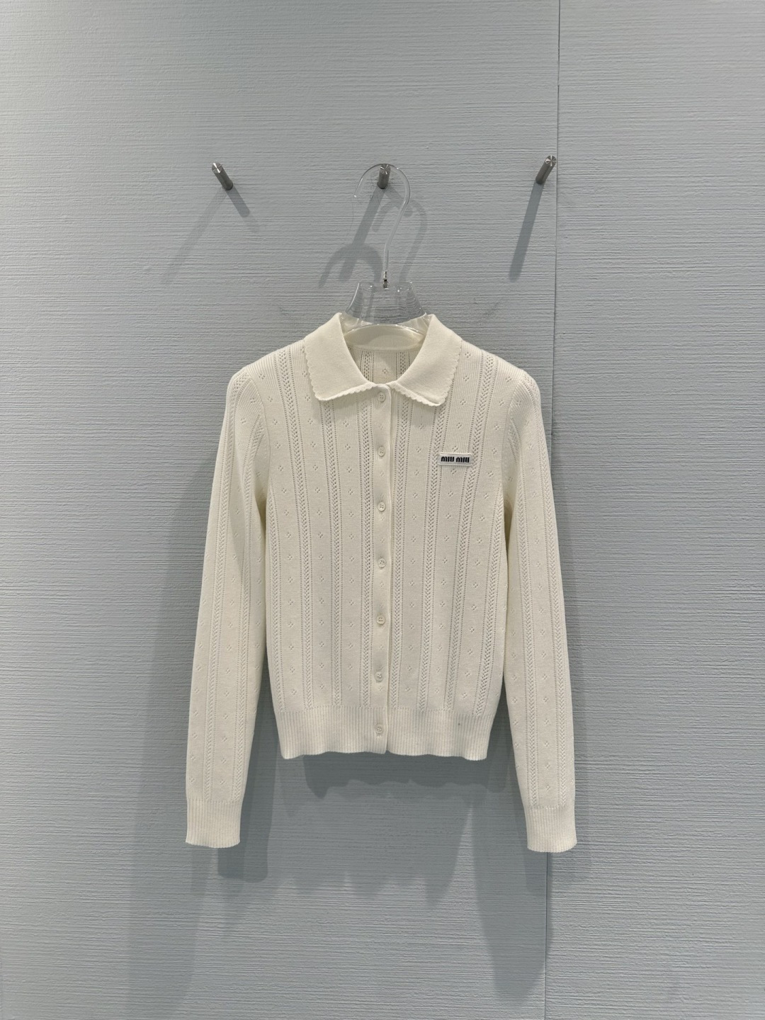 NO:709316,MiuMiu milky white Polo knitted cardigan, this milky white Polo knitted cardigan, fine cashmere blend, soft and skin-friendly, vertical pit strips + micro-hollow design, breathable and layered, classic Polo lapel + exquisite buttons, small logo on the chest is very recognizable, the milky white color is gentle and versatile, regardless of skin color, it can easily create a sweet or college style outfit, slim fit, can be easily controlled for commuting and dating, it has both temperament and comfort!  Code number SML,,miumiu,19860909MiuMiu奶白色Polo针织开衫,这款奶白色Polo针织开衫,细羊绒混纺,柔软亲肤,竖坑条+微镂空设计,透气又有层次感,经典Polo翻领+精致纽扣,胸前小标超有辨识度,奶白色调温柔百搭,不挑肤色,轻松打造甜酷or学院风穿搭,修身剪裁,通勤约会都能轻松驾驭,气质与舒适兼得！码数SML,,miumiu,,Women's clothing