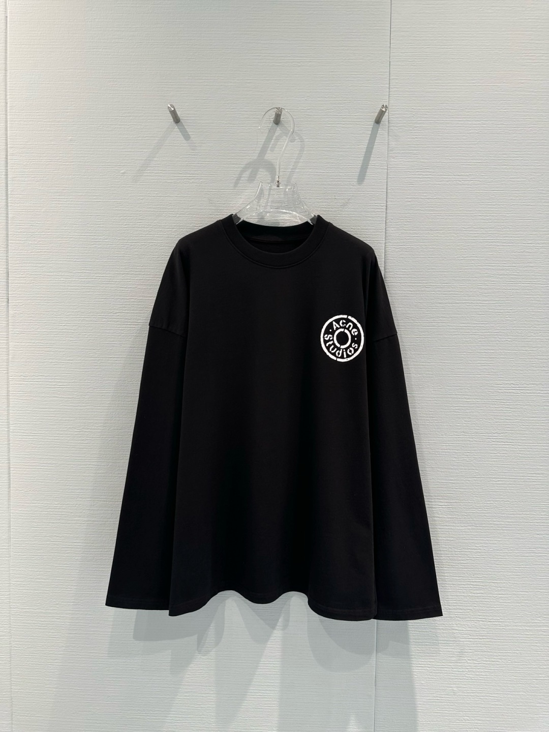 NO:709322,ACNE STUDIOS's white long-sleeved T-shirt is made of pure cotton. It is soft and comfortable. It is very friendly for daily wear. It has a loose fit and a round logo on the chest. It is simple and recognizable. The round neck design is good to wear alone or layered with it. The white color is versatile. It is super stylish with jeans and overalls. Wear it in spring and autumn and you can easily get the casual street style!  Size SML,acne studios,dior,jeans,tees,t-shirt,19860909ACNE STUDIOS这款白色长袖T恤,采用纯棉,柔软舒适,日常穿着超友,宽松版型+胸前圆形Logo,简约又有辨识度,圆领设计,单穿或内搭都很OK,白色百搭,随便配牛仔裤、工装裤都超有型,春秋季节穿它,轻松get街头休闲风！码数SML,,acne studios,dior,jeans,tees，t-shirt,,Women's clothing