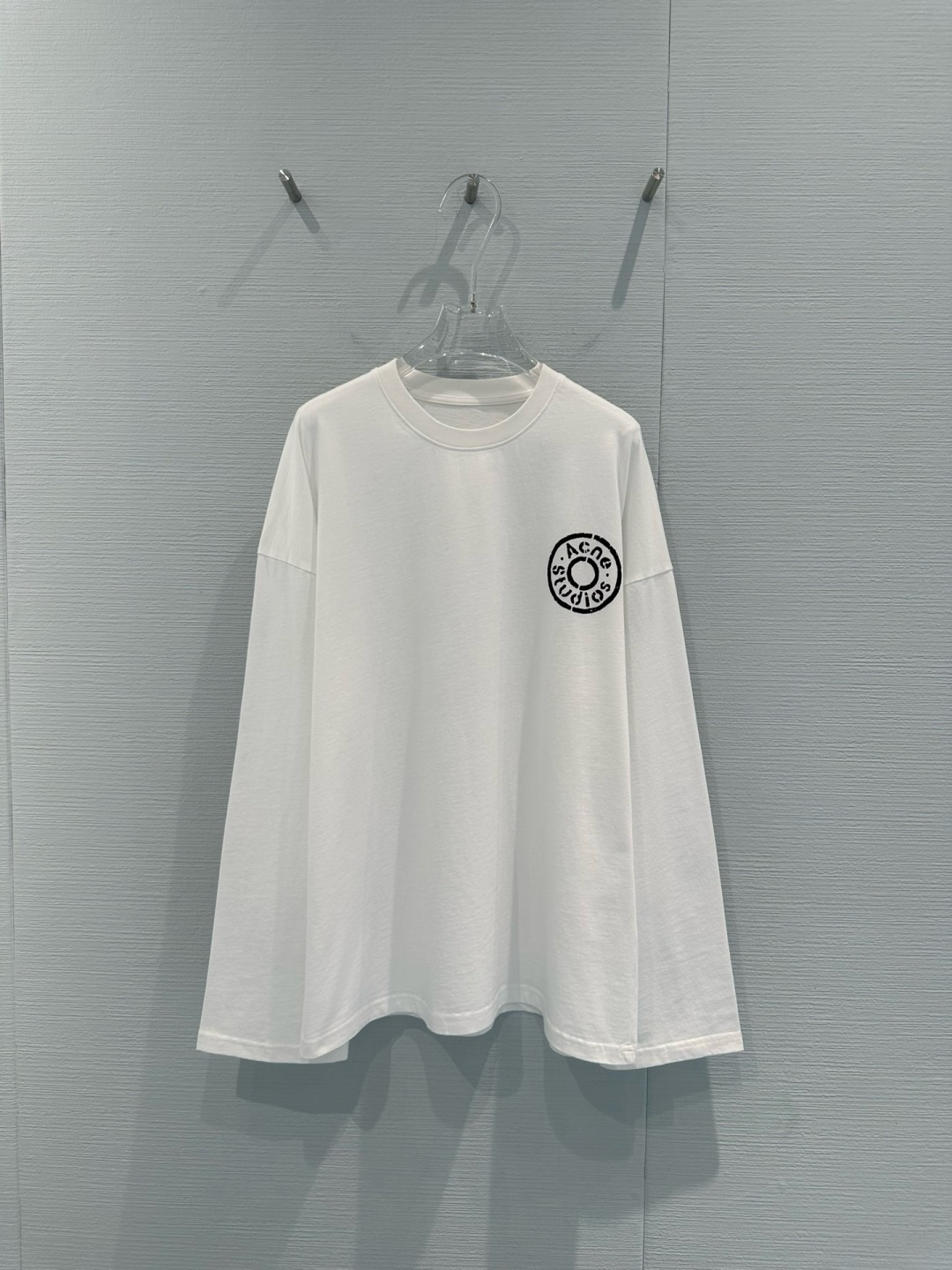 NO:709320,ACNE STUDIOS's white long-sleeved T-shirt is made of pure cotton. It is soft and comfortable. It is very friendly for daily wear. It has a loose fit and a round logo on the chest. It is simple and recognizable. The round neck design is good to wear alone or layered with it. The white color is versatile. It is super stylish with jeans and overalls. Wear it in spring and autumn and you can easily get the casual street style!  Size SML,acne studios,dior,jeans,tees,t-shirt,19860909ACNE STUDIOS这款白色长袖T恤,采用纯棉,柔软舒适,日常穿着超友,宽松版型+胸前圆形Logo,简约又有辨识度,圆领设计,单穿或内搭都很OK,白色百搭,随便配牛仔裤、工装裤都超有型,春秋季节穿它,轻松get街头休闲风！码数SML,,acne studios,dior,jeans,tees，t-shirt,,Women's clothing