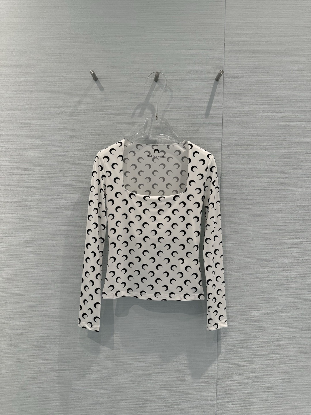 NO:709281,Marine Serre's classic moon print bottoming shirt, white bottom + black crescent moon pattern, highly recognizable!  Light and thin elastic fabric, close to the body and comfortable, very suitable for spring and summer. The square collar design modifies the neck line. It is OK to wear alone or layered under it. It is also very good when layered with jackets. Environmental protection concept + futuristic design. It is worn by celebrity bloggers. It is a must-have for fashionistas!  Size SML,,jackets & coats,19860909Marine Serre经典月亮印花打底衫,白色底+黑色新月图案,辨识度超高！轻薄弹力面料,贴身舒适,春夏穿超合适,方领设计修饰颈部线条,单穿or内搭都OK,叠穿外套也很出彩,环保理念+未来感设计,明星博主都在穿,时髦精必入！码数SML,,jackets & coats,,Women's clothing