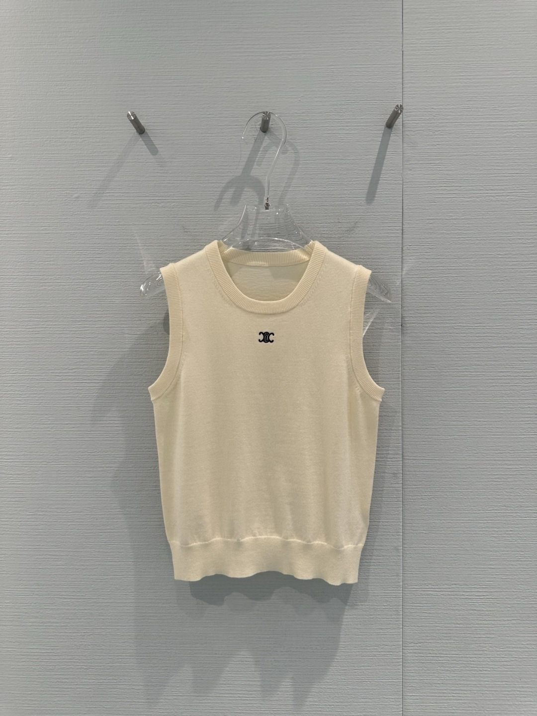 NO:709296,CELINE Arc de Triomphe logo knitted vest, made of soft wool material, off-white, simple and versatile, with the Arc de Triomphe embroidery on the chest very recognizable!  Sleeveless round neck design, loose fit, suitable for wearing alone or layered, easy to control in spring, summer and autumn ~ The knitted texture is exquisite, breathable and comfortable, it can be worn for commuting and leisure, it is fashionable and practical!  ,,celine,19860909CELINE凯旋门徽标针织背心,采用柔软羊毛材质,米白色简约百搭,胸前凯旋门刺绣超有辨识度！无袖圆领设计,宽松版型,单穿或叠搭都很OK,春夏秋都能轻松驾驭～针织纹理细腻,透气又舒适,通勤休闲都能穿,时尚实用两不误！,,celine,,Women's clothing