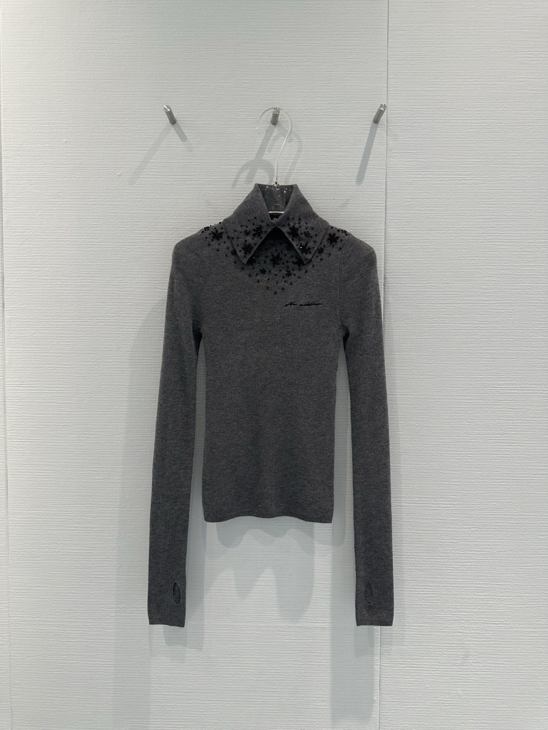 NO:709285,ANN ANDELMAN beaded sweater, this gray beaded sweater has a slim fit and a high collar shirt collar, full of details, the beading on the collar is super exquisite, it can be easily managed for light work style or commuting, intellectual and advanced, the knitted fabric is soft and warm, super comfortable to wear in autumn and winter, it goes well with wide-leg pants or skirts, it is easy to switch between multiple styles, practical and fashionable!  Size SML,,skirts,shirts,19860909ANN ANDELMAN钉珠针织衫,这款灰色钉珠针织衫,修身剪裁+高领衬衫领,细节感满满,领口钉珠超精致,轻职风or通勤都能轻松驾驭,知性又高级,针织面料柔软保暖,秋冬穿超舒服,搭配阔腿裤或裙装都很出彩,轻松切换多种风格,实用又时髦！码数SML,,skirts,shirts,,Women's clothing