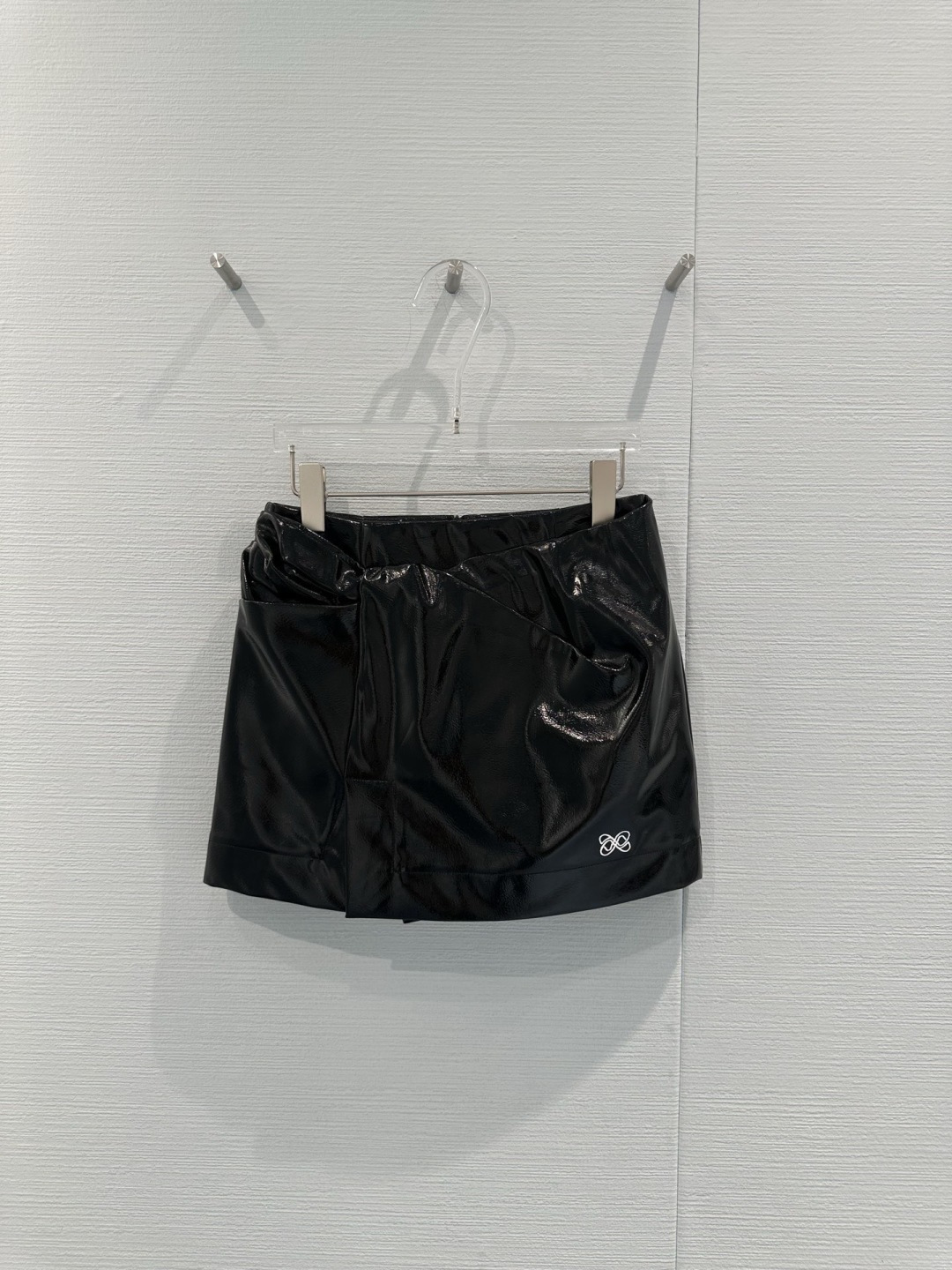 NO:709729,ANN ANDELMAN Protein Leather Black Leather Skirt, this black glossy leather skirt has a three-dimensional overlapping + slit design, which is fashionable and layered. The high-quality PU leather has a perfect gloss. It can be easily worn in daily life or at parties. The waist strap is adjustable and fits the body shape. The brand logo in the lower right corner is very recognizable. Pair it with a simple top or personalized accessories to easily get a cool street style!  Code numberSML,,skirts,19860909ANN ANDELMAN蛋白皮黑皮裙,这款黑色亮面皮裙,立体搭接+开衩设计,时髦又有层次感,高品质PU皮,光泽感满分,日常或派对都能轻松驾驭,腰部绑带可调节,贴合身形,右下角品牌标志超有辨识度,搭配简约上衣或个性配饰,轻松get酷飒街头风！码数SML,,skirts,,Women's clothing