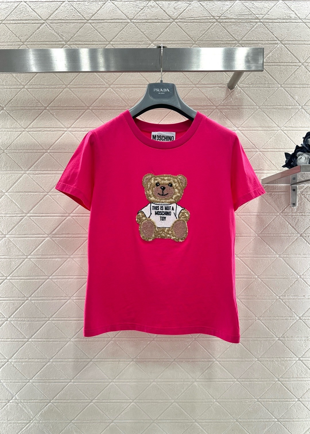 NO:709688,MOSCHINO bear embroidered short-sleeved T-shirt, this black pure cotton T-shirt, the bear embroidery on the front is very recognizable, with exquisite details and full of fun. The bear wears a white T-shirt with 'This is not a MOSCHINO toy' printed on it. It directly expresses the brand's attitude. It has a round neck design and a loose fit. It can be easily worn in daily casual or street style. It goes well with jeans and short skirts and is full of youthful vitality!  Size SML,,skirts,jeans,T-shirt,tees,t-shirt,19860909MOSCHINO小熊刺绣短袖T恤,这款黑色纯棉T恤,正面小熊刺绣超有辨识度,细节精致,趣味满满,小熊穿白T,印有“This is not a MOSCHINO toy”,品牌态度直接拉满,圆领设计,宽松版型,日常休闲或街头风都能轻松驾驭,搭配牛仔裤、短裙都很出彩,青春活力感十足！码数SML,,skirts,jeans,T-shirt,tees，t-shirt,,Women's clothing