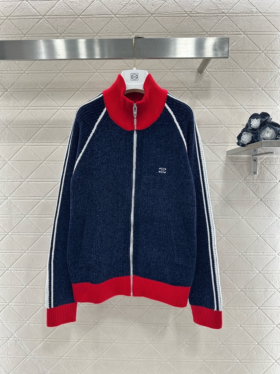 NO:709669,Celine contrasting color knitted jacket, this contrasting color knitted jacket, the dark blue + red color scheme is super eye-catching, with white piping embellishment, full of layering!  High-quality knitted fabric, soft and warm, very suitable for autumn and winter, stand-up collar zipper design, easy to put on and take off, the Arc de Triomphe embroidery on the chest is very recognizable, sports style + fashion sense, it can be easily managed in daily casual or street style, the size is super wide, to meet the needs of different body shapes!  Size SML,,celine,jackets & coats,19860909Celine撞色针织夹克,这款撞色针织夹克,深蓝+红色配色超吸睛,白色滚边点缀,层次感满满！高品质针织面料,柔软又保暖,秋冬穿超合适,立领拉链设计,穿脱方便,胸前凯旋门刺绣超有辨识度,运动风+时尚感,日常休闲或街头风都能轻松驾驭,尺码超全,满足不同身材需求！ 码数SML,,celine,jackets & coats,,Women's clothing