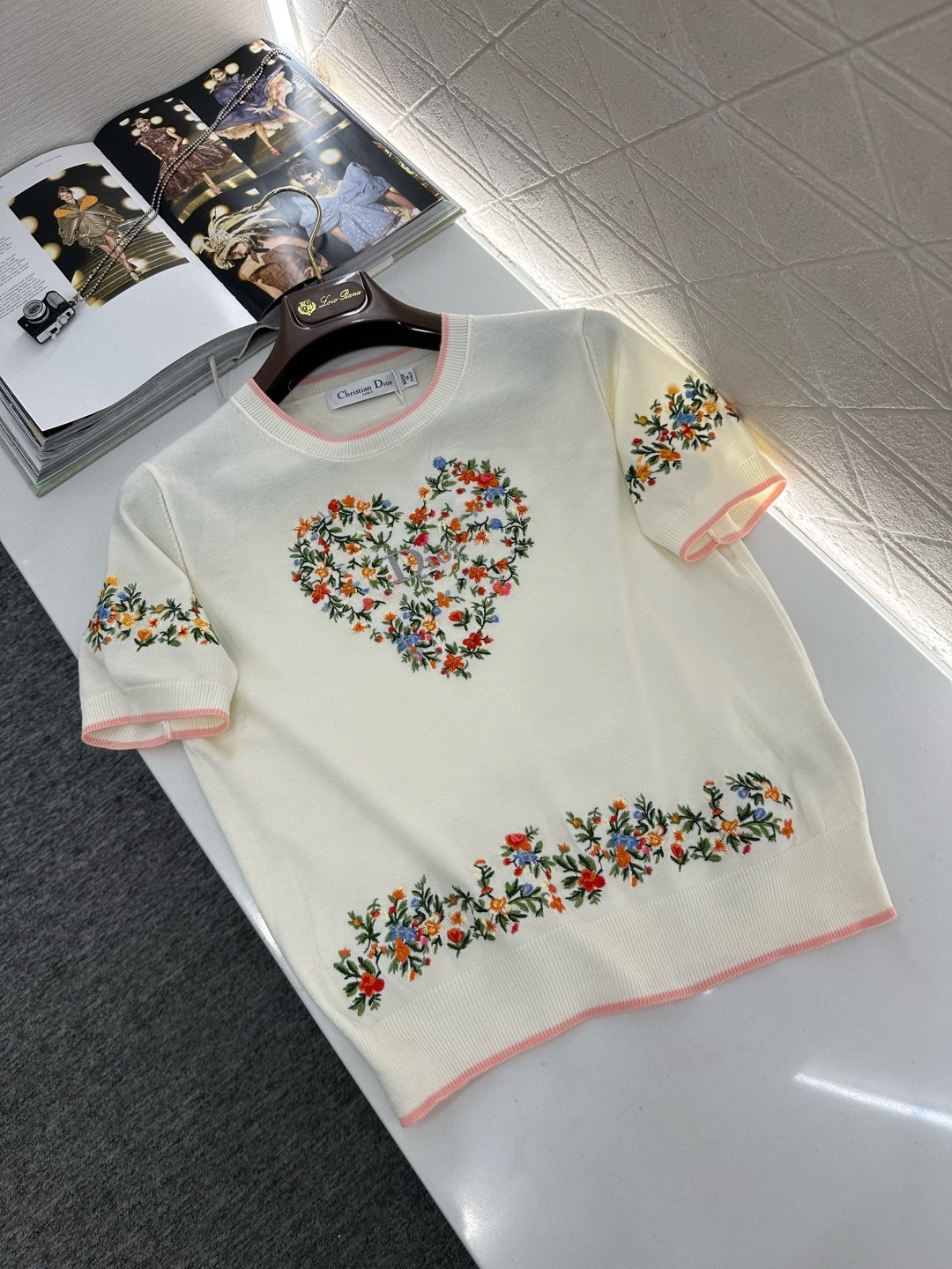 NO:709671,Dior floral embroidered short-sleeved sweater. This short-sleeved sweater is made of wool. It is soft and warm. It is super comfortable to wear in spring and summer. The main color is white + pink piping. It is fresh and elegant. The floral embroidery on the chest and cuffs is exquisite and full of romantic atmosphere. The short design looks great with high-waisted pants/skirts. It can be easily worn in daily or light formal occasions. It belongs to the Dior classic series. It has exquisite craftsmanship and perfect details. It is a high-end fashion item!  Size SML,,dior,skirts,T-shirt,19860909Dior花卉刺绣短袖针织衫,这款短袖针织衫采用羊毛材质,柔软又保暖,春夏穿超舒服,白色主色+粉色滚边,清新优雅,胸前和袖口的花卉刺绣超精致,满满浪漫氛围感,短款设计,搭高腰裤/裙都很出彩,日常或轻正式场合都能轻松驾驭,属于Dior经典系列,工艺细腻,细节满分,妥妥高端时尚单品！码数SML,,dior,skirts,T-shirt,,Women's clothing