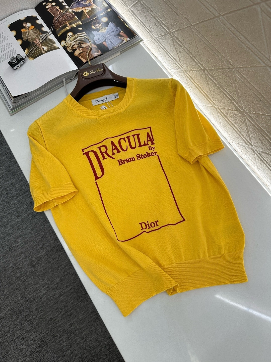 NO:709677,Dior 2026 spring and summer series Dracula-themed knitted T-shirt, designed by Jonathan Anderson, inspired by Stoker's novel 'Dracula', bright yellow knitted fabric, deep red embroidery on the chest restores the cover of the 1897 novel, full of literary retro feel, round neck short sleeves + ribbed cuffs, crisp version, great to wear alone or layered, easily create a fashionable layered look!  Size SML,,dior,T-shirt,tees,t-shirt,19860909Dior 2026春夏系列德古拉主题针织T恤,由Jonathan Anderson设计,灵感来自斯托克小说《德古拉》,亮黄色针织面料,胸前深红刺绣还原1897年小说封面,文艺复古感满满,圆领短袖+罗纹收口,版型挺括,单穿或内搭都很出彩,轻松打造时髦层次感！码数SML,,dior,T-shirt,tees，t-shirt,,Women's clothing