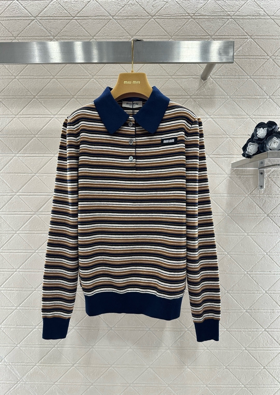 NO:709680,Miu Miu striped knitted Polo shirt, this striped knitted Polo shirt is made of soft knitted fabric, comfortable and warm, very suitable for autumn and winter wear, navy + brown and white stripes, retro and low-key, navy blue design of lapels and cuffs, full of layers, loose version, lazy and casual, easy to control for commuting and leisure, Polo collar + striped elements, college style or retro style can be easily paired with skirts, corduroy jackets, easily get a high-end look!  Size SML,,miumiu,skirts,jackets & coats,19860909Miu Miu条纹针织Polo衫,这款条纹针织Polo衫,采用柔软针织面料,舒适又保暖,秋冬穿超合适,藏蓝+棕白条纹,复古低调,翻领和袖口藏蓝设计,层次感满满,宽松版型,慵懒随性,通勤休闲都能轻松驾驭,Polo领+条纹元素,学院风or复古风都能轻松搭配半裙、灯芯绒夹克,轻松get高级感穿搭！ 码数SML,,miumiu,skirts,jackets & coats,,Women's clothing