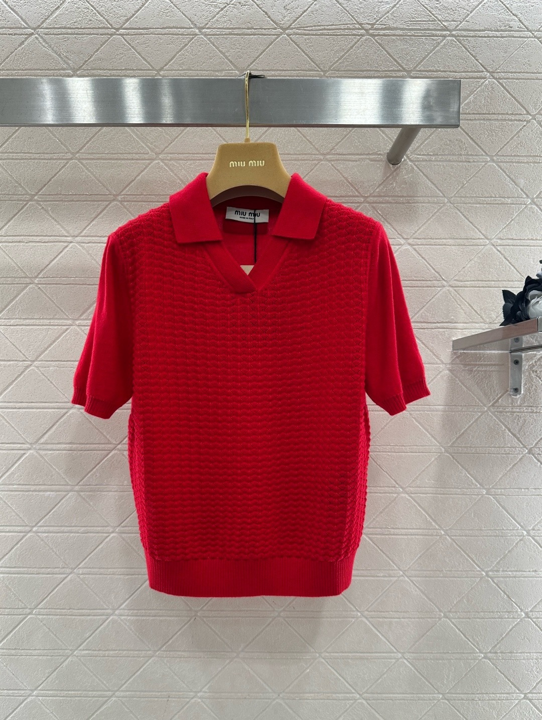 NO:709681,MiuMiu red knitted Polo shirt, this red knitted Polo shirt is made of unique textured knitted fabric. The texture is three-dimensional and soft, and it is super comfortable to wear. The classic Polo collar + short sleeve design is casual and refined, and can be easily worn in daily or light formal occasions. The bright red color is super eye-catching. Pair it with light or neutral color bottoms to easily create a dynamic and fashionable look. Miu Miu's details and quality are really hard to put down. A must-have for fashionistas!  Size SML,,miumiu,T-shirt,19860909MiuMiu红色针织Polo衫,这款红色针织Polo衫,采用独特纹理针织面料,质感立体又柔软,穿着超舒适,经典Polo领+短袖设计,休闲又精致,日常或轻正式场合都能轻松驾驭,鲜艳红色超吸睛,搭配浅色或中性色下装,轻松打造活力时尚look,Miu Miu的细节和品质真的让人爱不释手,时髦精们必入！码数SML,,miumiu,T-shirt,,Women's clothing