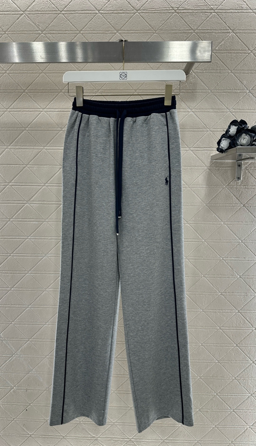 NO:709685,Ralph Lauren high-waisted sweatpants with side stripes, new high-waisted sweatpants for autumn and winter, navy blue main tone + gray elastic waist, white stripes on the side, super American campus feel, loose wide-leg version, slimming and long legs, friendly to all leg types, light and comfortable fabrics, some styles are also water-repellent, can be easily controlled for daily commuting, dancing, and leisure, match with a short top or loose sweatshirt, casual and fashionable!  Size SML,,hoodie,sweatshirts,19860909拉夫劳伦侧边条纹高腰卫裤,秋冬新款高腰卫裤,藏青色主调+灰色松紧腰,侧边白色条纹超有美式校园感,宽松阔腿版型,显瘦又显腿长,对各种腿型都友好,面料轻盈舒适,部分款式还防泼水,日常通勤、跳舞、休闲都能轻松驾驭,搭配短款上衣或宽松卫衣,随性又时髦！码数SML,,hoodie,sweatshirts,,Women's clothing