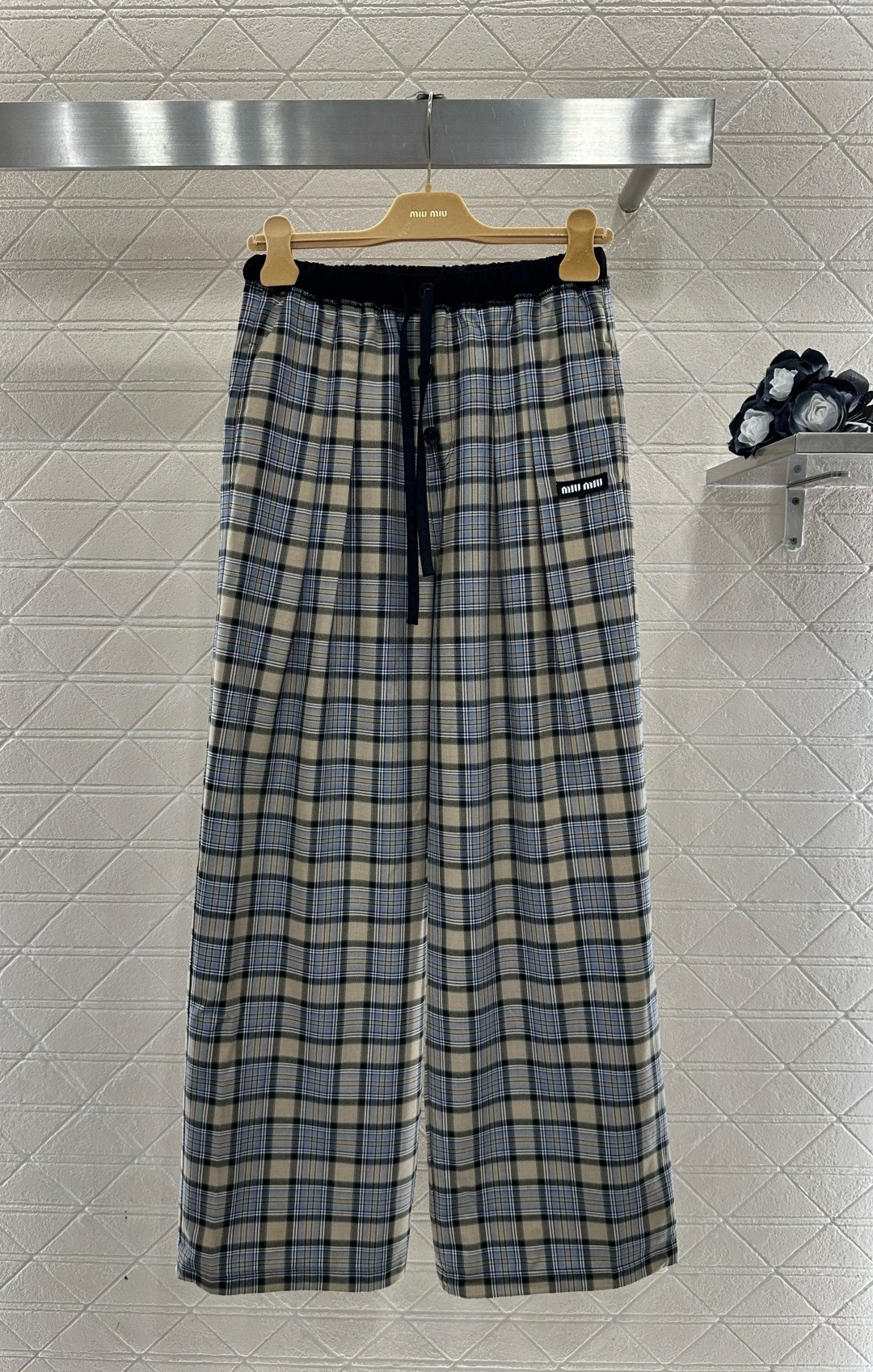 NO:709691,MiuMiu blue and white plaid wide-leg pants, these blue and white plaid wide-leg pants have a loose straight design, light and breathable fabrics, super comfortable to wear in spring and summer, high waist elastic + drawstring, slim and comfortable, retro and versatile plaid, OK for commuting and leisure, wide trouser legs, good drape, modify the leg shape, pear-shaped figure friendly, look great with T-shirts, shirts, sweatshirts, easy to get lazy fashion style!  Size SML,,miumiu,hoodie,sweatshirts,shirts,tees,t-shirt,19860909MiuMiu蓝白格纹阔腿裤,这款蓝白格纹阔腿裤,宽松直筒设计,轻薄透气面料,春夏穿超舒服,高腰松紧+抽绳,显瘦又自在,格纹复古百搭,通勤休闲都OK,裤脚宽大,垂感好,修饰腿型,梨形身材友好,随便搭T恤、衬衫、卫衣都很出片,轻松get慵懒时尚风！码数SML,,miumiu,hoodie,sweatshirts,shirts,tees，t-shirt,,Women's clothing