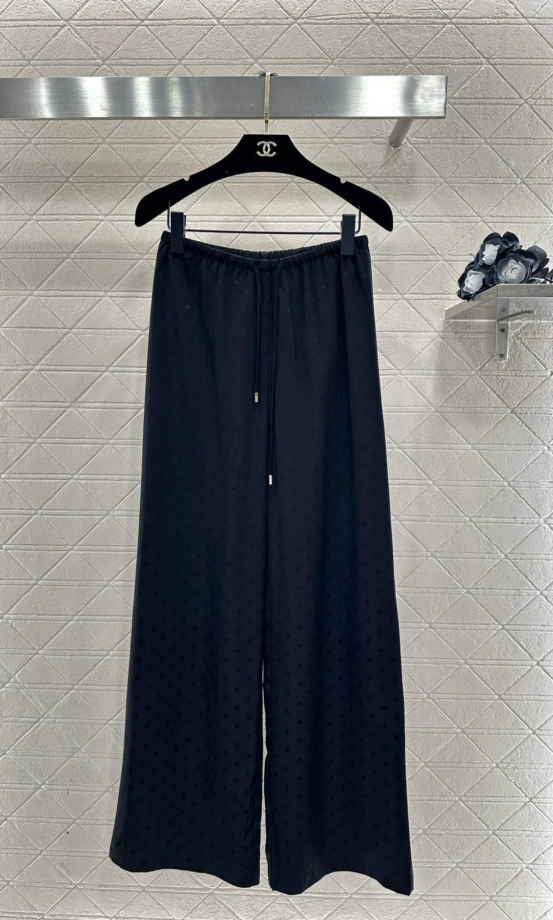 NO:709699,Celine black drawstring wide-leg pants, these black drawstring wide-leg pants have a loose straight design, the drapey fabric is super elegant, comfortable to wear and slimming!  The elastic drawstring waistband is suitable for a variety of body types. It is super easy to adjust. The fabric is soft and breathable. It is just right for spring and autumn. It can be easily used for daily commuting and leisure. The black color is versatile and can be paired with light-colored or same-color tops to easily get a simple and high-end look!  Code number SML,,celine,19860909Celine黑色抽绳阔腿裤,这款黑色抽绳阔腿裤,宽松直筒设计,垂坠感面料超显气质,穿着舒适又显瘦！松紧抽绳腰头,适合多种身材,调节超方便,面料柔软透气,春秋季节穿刚刚好,日常通勤、休闲都能轻松驾驭,黑色百搭,随手搭配浅色或同色系上衣,轻松get简约高级感！ 码数SML,,celine,,Women's clothing