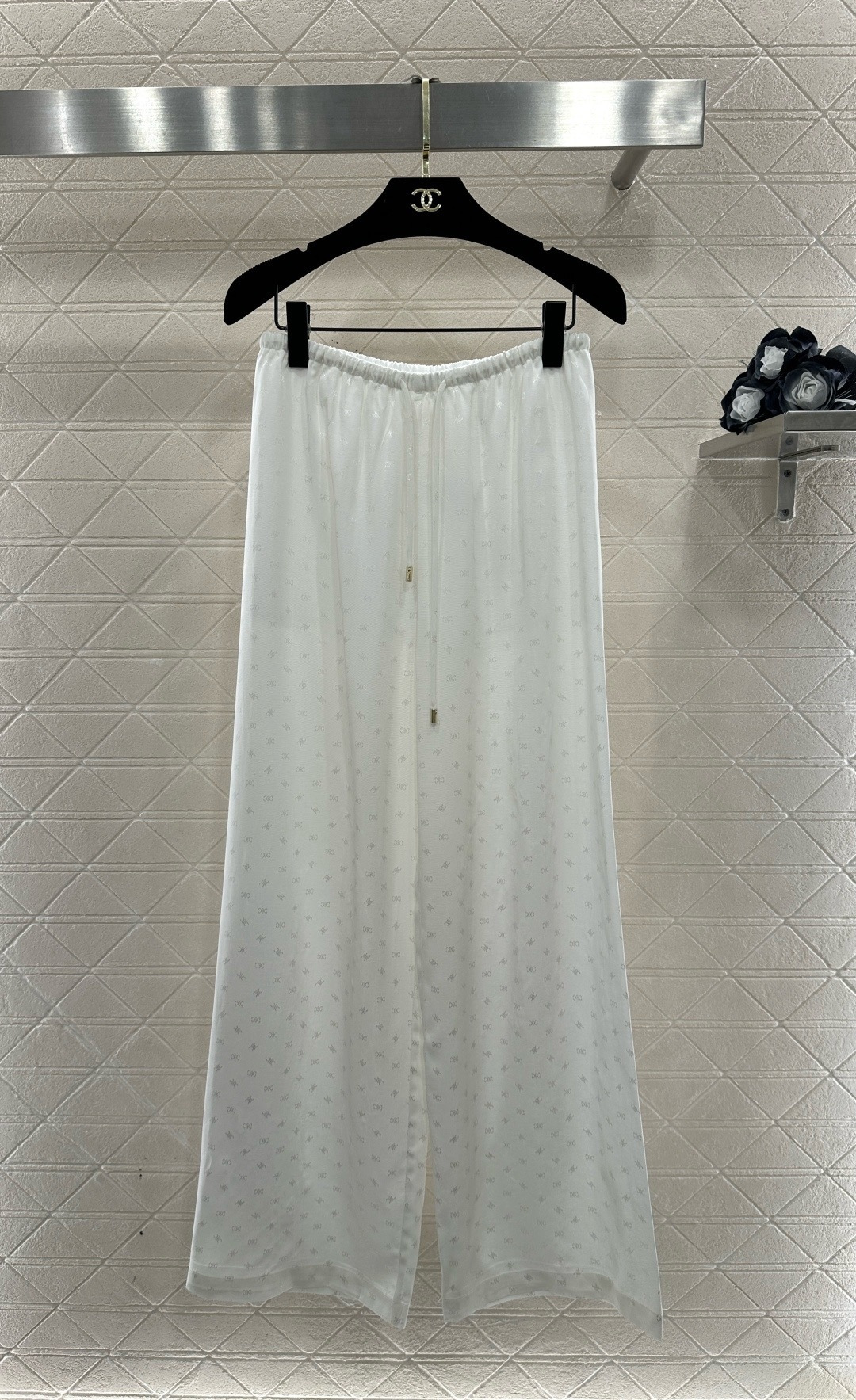 NO:709695,Celine beige drawstring wide-leg pants, these navy drawstring wide-leg pants have a loose straight design. The drapey fabric is super elegant. It is comfortable and slim to wear. The elastic drawstring waistband is suitable for a variety of body shapes. It is super easy to adjust. The fabric is soft and breathable. It is just right for spring and autumn. It can be easily used for daily commuting and leisure. The navy blue color is versatile. Pair it with light-colored or same-color tops to easily get a simple and high-end look!  Code number SML,,celine,19860909Celine米色抽绳阔腿裤,这款藏青色抽绳阔腿裤,宽松直筒设计,垂坠感面料超显气质,穿着舒适又显瘦,松紧抽绳腰头,适合多种身材,调节超方便,面料柔软透气,春秋季节穿刚刚好,日常通勤、休闲都能轻松驾驭,藏青色百搭,随手搭配浅色或同色系上衣,轻松get简约高级感！码数SML,,celine,,Women's clothing