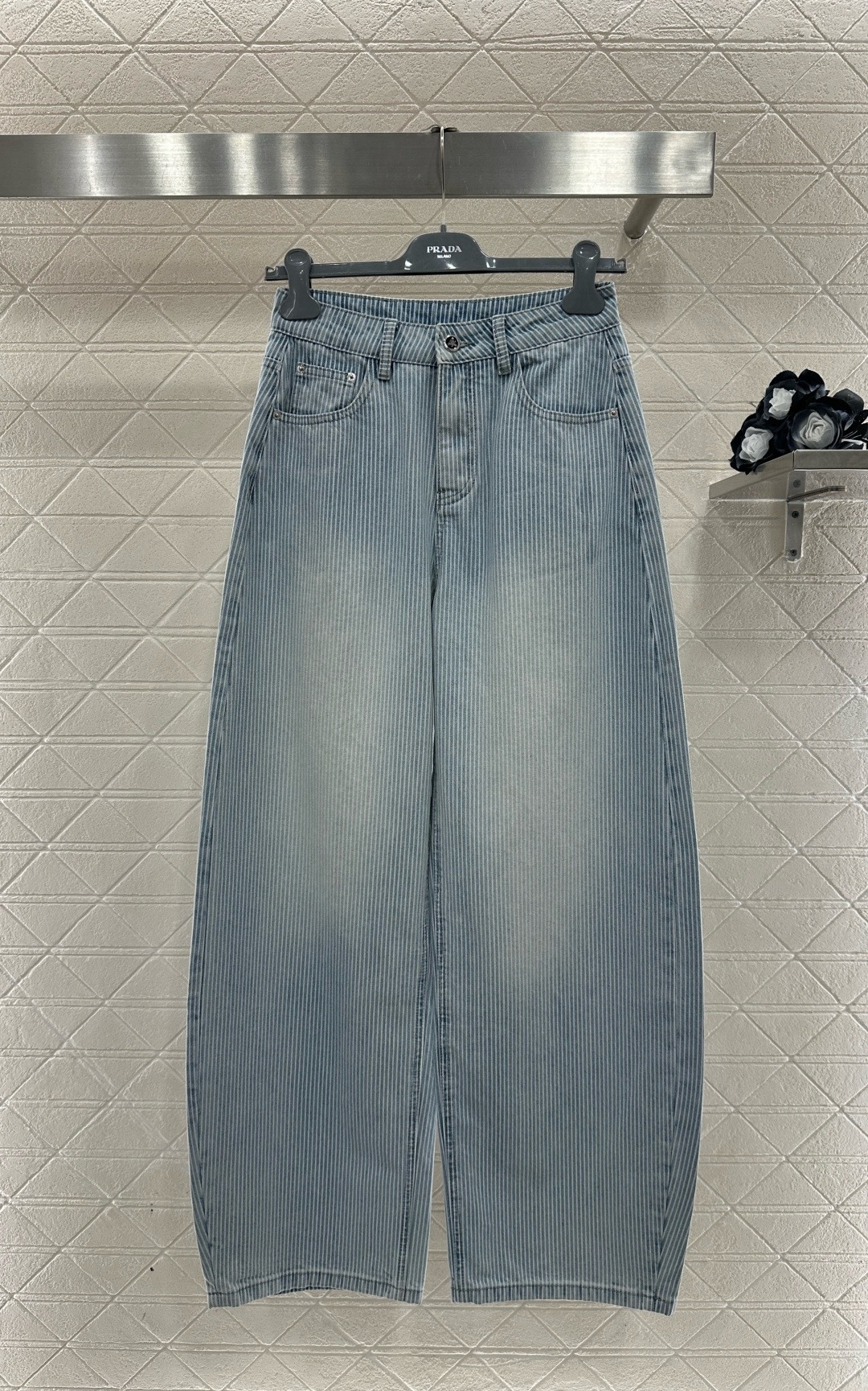 NO:709706,Prada light blue high-waisted wide-leg jeans, these light blue high-waisted wide-leg jeans, washed denim fabric is soft and drapey, the loose straight design shows long legs, pear-shaped figure friendly, high-waisted tailoring modifies the waistline, the light blue tone is fresh and versatile, very suitable for spring and summer, the back waist nameplate + pocket letter embroidery, full of details, can be easily used for commuting, shopping, and dating, and looks great with T-shirts or short tops!  Size SML,,prada,jeans,tees,t-shirt,19860909Prada浅蓝色高腰阔腿牛仔裤,这条浅蓝色高腰阔腿牛仔裤,水洗丹宁面料柔软有垂感,宽松直筒设计超显腿长,梨形身材友好,高腰剪裁修饰腰线,浅蓝色调清新百搭,春夏穿超合适,后腰铭牌+口袋字母刺绣,细节满分,通勤、逛街、约会都能轻松驾驭,搭T恤或短上衣都很出彩！ 码数SML,,prada,jeans,tees，t-shirt,,Women's clothing