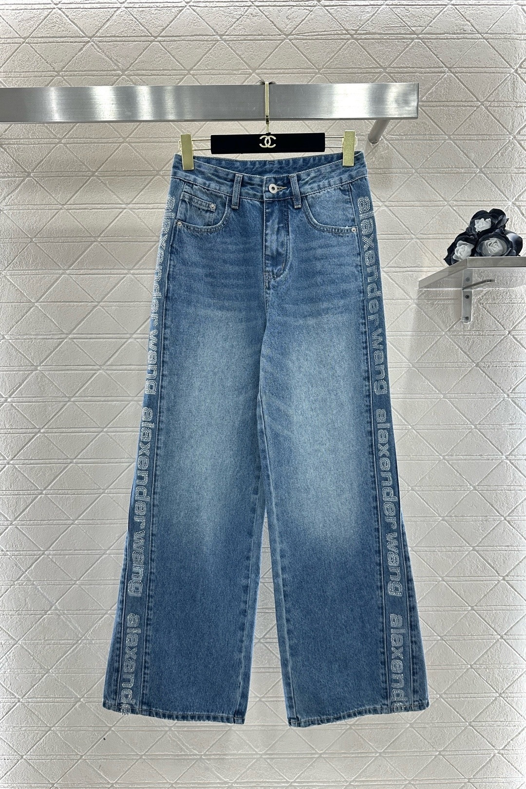 NO:709704,Alexander Wang jeans with side letters, these jeans are designed with high waist and wide legs. The brand letters on the side are very recognizable. They are washed denim, retro blue tone, loose straight fit, slimming and modifying the leg shape. The pear-shaped body is friendly and can be easily managed for daily commuting and leisure. Pair it with a short top or sweater for a perfect fashion sense!  Code numberSML,,alexander wang,jeans,19860909Alexander Wang亚历山大王侧边字母牛仔裤,这款牛仔裤采用高腰阔腿设计,侧边品牌字母超有辨识度,水洗牛仔布,复古蓝色调,宽松直筒版型,显瘦又修饰腿型,梨形身材友好,日常通勤、休闲都能轻松驾驭,搭配短款上衣或针织衫,时髦感满分！码数SML,,alexander wang,jeans,,Women's clothing