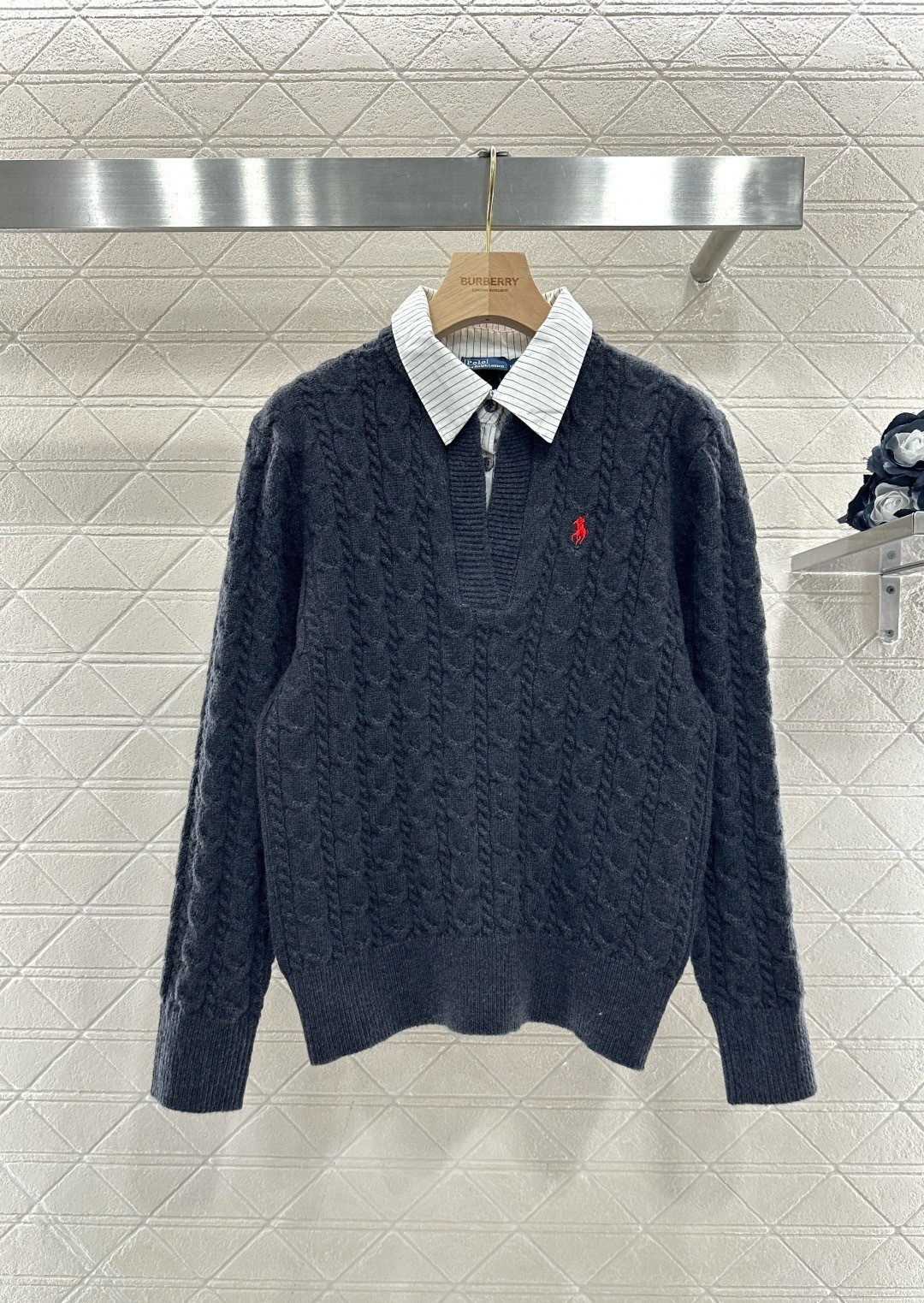 NO:709722,Ralph Lauren shirt collar braided sweater, classic three-color version, red pony logo on the chest is very recognizable, V-neck half-open design, layered shirts reveal the collar, easily create a college style or old money style outfit, thick braided texture three-dimensional, pure wool material, soft and skin-friendly, can be worn alone or layered in autumn and winter, it is a versatile artifact in the wardrobe!  Size SML,,sweaters,shirts,19860909拉夫劳伦衬衣领麻花纹毛衣,经典版型三色,胸前红色小马标超有辨识度,V领半开设计,叠穿衬衫露出领口,轻松打造学院风or老钱风穿搭,粗麻花纹理立体,纯毛材质,柔软亲肤,秋冬单穿或内搭都很OK,是衣柜里的百搭神器！码数SML,,sweaters,shirts,,Women's clothing
