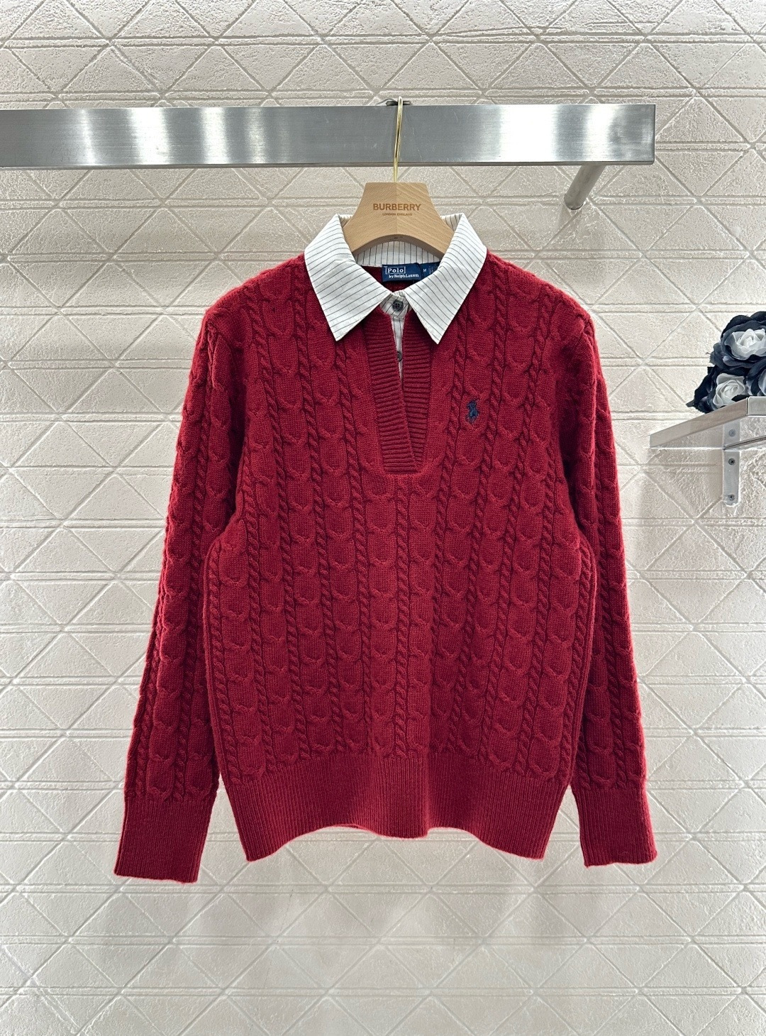 NO:709716,Ralph Lauren shirt collar braided sweater, classic three-color version, red pony logo on the chest is very recognizable, V-neck half-open design, layered shirts reveal the collar, easily create a college style or old money style outfit, thick braided texture three-dimensional, pure wool material, soft and skin-friendly, can be worn alone or layered in autumn and winter, it is a versatile artifact in the wardrobe!  Size SML,,sweaters,shirts,19860909拉夫劳伦衬衣领麻花纹毛衣,经典版型三色,胸前红色小马标超有辨识度,V领半开设计,叠穿衬衫露出领口,轻松打造学院风or老钱风穿搭,粗麻花纹理立体,纯毛材质,柔软亲肤,秋冬单穿或内搭都很OK,是衣柜里的百搭神器！码数SML,,sweaters,shirts,,Women's clothing