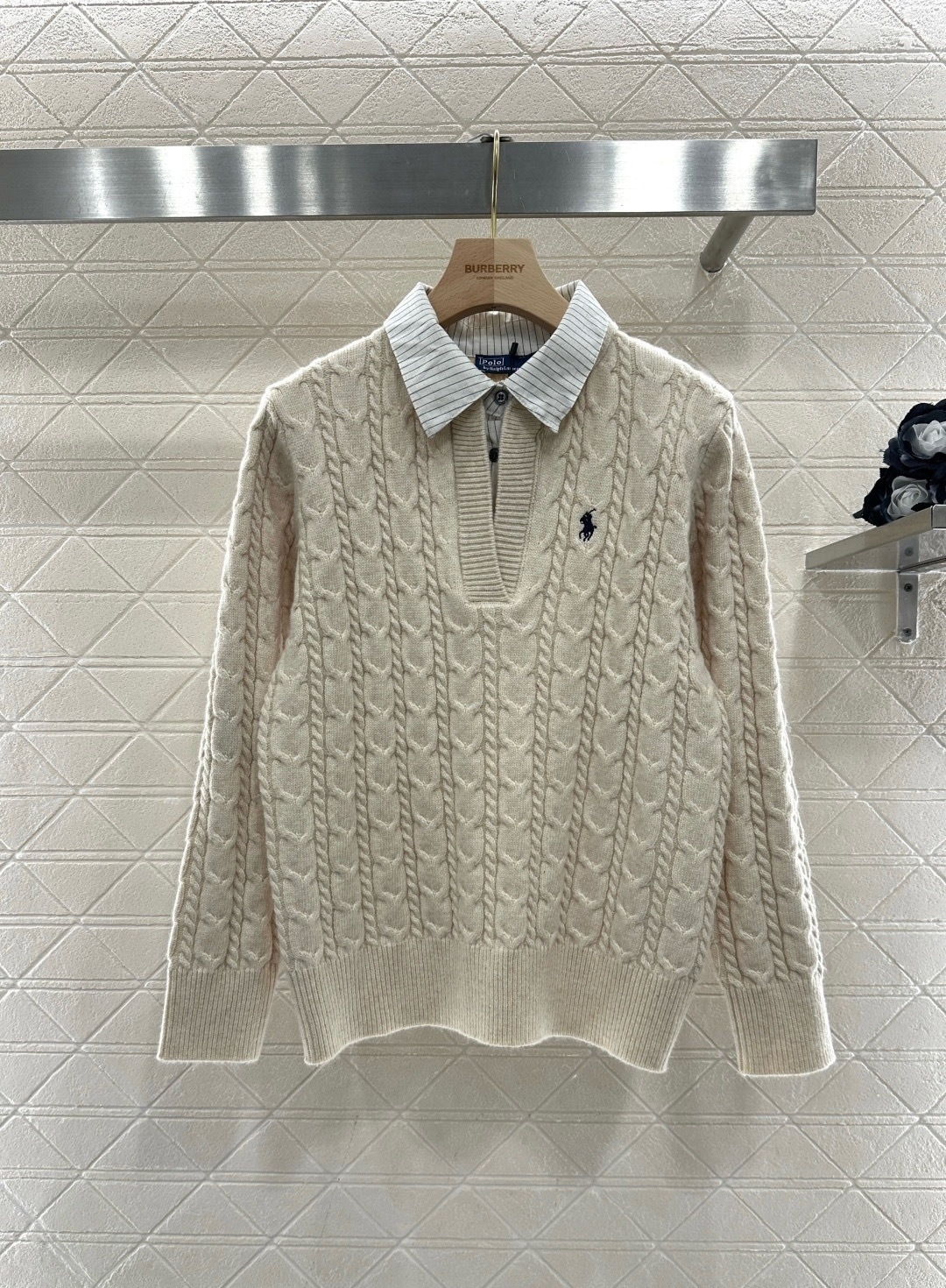 NO:709710,Ralph Lauren shirt collar braided sweater, classic three-color version, red pony logo on the chest is very recognizable, V-neck half-open design, layered shirts reveal the collar, easily create a college style or old money style outfit, thick braided texture three-dimensional, pure wool material, soft and skin-friendly, can be worn alone or layered in autumn and winter, it is a versatile artifact in the wardrobe!  Size SML,,sweaters,shirts,19860909拉夫劳伦衬衣领麻花纹毛衣,经典版型三色,胸前红色小马标超有辨识度,V领半开设计,叠穿衬衫露出领口,轻松打造学院风or老钱风穿搭,粗麻花纹理立体,纯毛材质,柔软亲肤,秋冬单穿或内搭都很OK,是衣柜里的百搭神器！码数SML,,sweaters,shirts,,Women's clothing