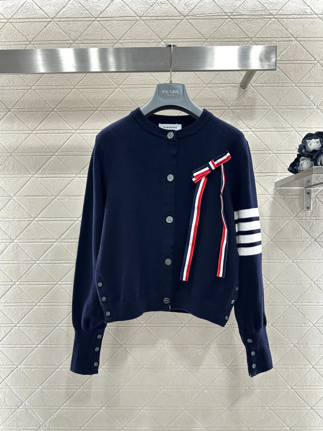 NO:709711,Thom Browne classic bow knitted cardigan, navy blue main color + detachable red, white and blue bow on the chest, full of college style, three-stripes logo on the cuffs, highly recognizable, wool material, soft and skin-friendly and warm, the first choice for autumn and winter wear, slim cut, can be worn alone or outside, it looks great with pleated skirts and jeans, easily create a high-end daily look!  Code numberSML,,skirts,jeans,19860909Thom Browne经典蝴蝶结针织开衫,藏蓝色主调+胸前可拆卸红白蓝蝴蝶结,学院风满满,袖口三道杠标志,辨识度超高,羊毛材质,柔软亲肤又保暖,秋冬穿搭首选,修身剪裁,单穿或外搭都很OK,搭配百褶裙、牛仔裤都很出彩,轻松打造高级感日常look！码数SML,,skirts,jeans,,Women's clothing