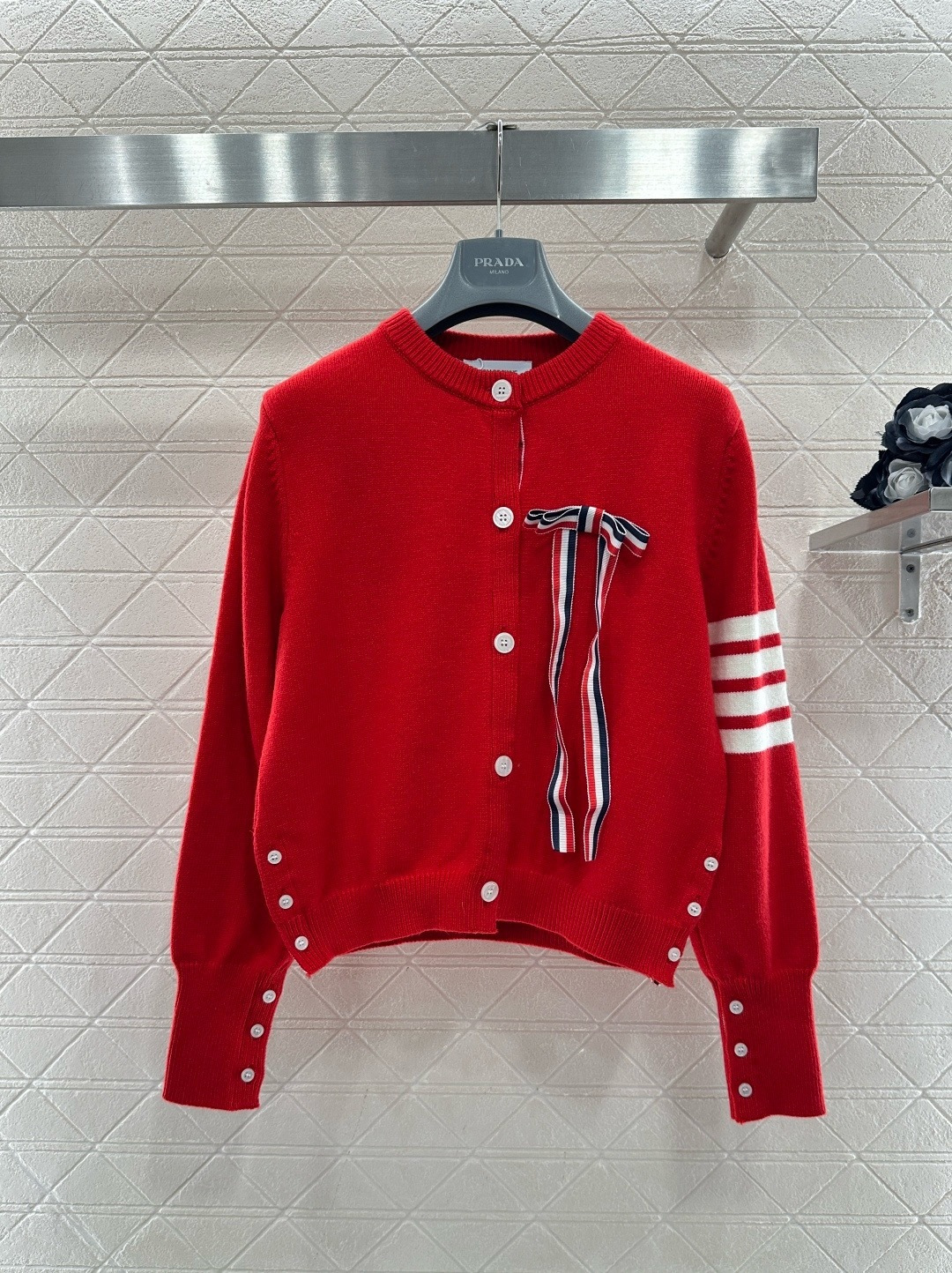 NO:709705,Thom Browne classic bow knitted cardigan, navy blue main color + detachable red, white and blue bow on the chest, full of college style, three-stripes logo on the cuffs, highly recognizable, wool material, soft and skin-friendly and warm, the first choice for autumn and winter wear, slim cut, can be worn alone or outside, it looks great with pleated skirts and jeans, easily create a high-end daily look!  Code numberSML,,skirts,jeans,19860909Thom Browne经典蝴蝶结针织开衫,藏蓝色主调+胸前可拆卸红白蓝蝴蝶结,学院风满满,袖口三道杠标志,辨识度超高,羊毛材质,柔软亲肤又保暖,秋冬穿搭首选,修身剪裁,单穿或外搭都很OK,搭配百褶裙、牛仔裤都很出彩,轻松打造高级感日常look！码数SML,,skirts,jeans,,Women's clothing