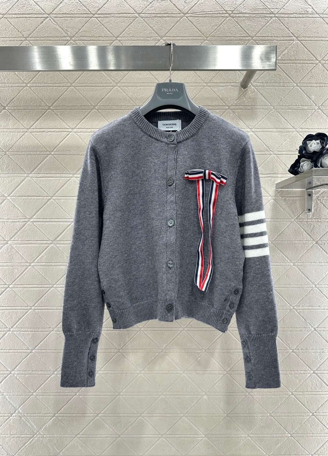 NO:709728,Thom Browne classic bow knitted cardigan, navy blue main color + detachable red, white and blue bow on the chest, full of college style, three-stripes logo on the cuffs, highly recognizable, wool material, soft and skin-friendly and warm, the first choice for autumn and winter wear, slim cut, can be worn alone or outside, it looks great with pleated skirts and jeans, easily create a high-end daily look!  Code numberSML,,skirts,jeans,19860909Thom Browne经典蝴蝶结针织开衫,藏蓝色主调+胸前可拆卸红白蓝蝴蝶结,学院风满满,袖口三道杠标志,辨识度超高,羊毛材质,柔软亲肤又保暖,秋冬穿搭首选,修身剪裁,单穿或外搭都很OK,搭配百褶裙、牛仔裤都很出彩,轻松打造高级感日常look！码数SML,,skirts,jeans,,Women's clothing
