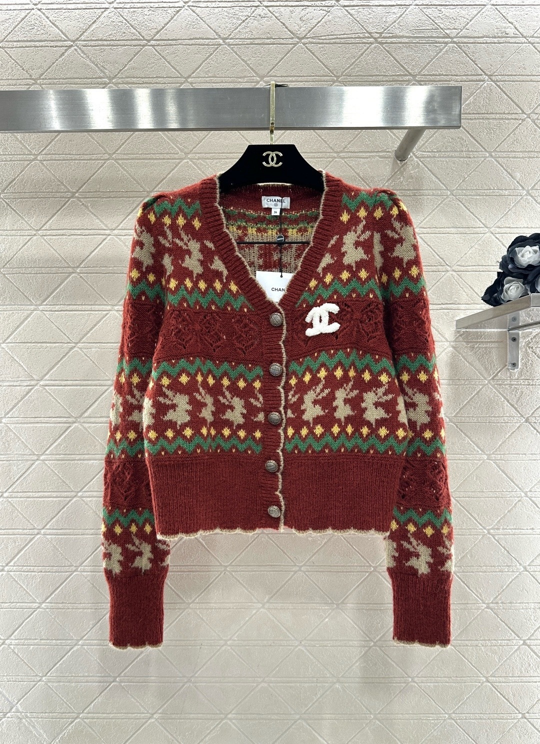 NO:709723,Chanel vintage jacquard knitted cardigan, this retro jacquard knitted cardigan has a main color of red with green, beige and yellow colors, full of New Year atmosphere, V-neck + button design, easy to put on and take off, double C logo on the chest is very recognizable, wool blend material, soft and warm, very suitable for autumn and winter. The jacquard pattern has deer and geometric elements, full of retro literary atmosphere, it is great to wear alone or layered with coats, it can be easily managed at holiday parties and daily commuting, practical and fashionable!  Code number SML,,19860909Chanel奈儿复古提花针织开衫,这款复古提花针织开衫,主色红色,搭配绿色、米色、黄色,新年氛围感满满,V领+纽扣设计,穿脱方便,胸前双C标志超有辨识度,羊毛混纺材质,柔软又保暖,秋冬穿超合适,提花图案有鹿和几何元素,复古文艺气息拉满,单穿或叠搭大衣都很出彩,节日聚会、日常通勤都能轻松驾驭,实用又时髦！码数SML,,,Women's clothing